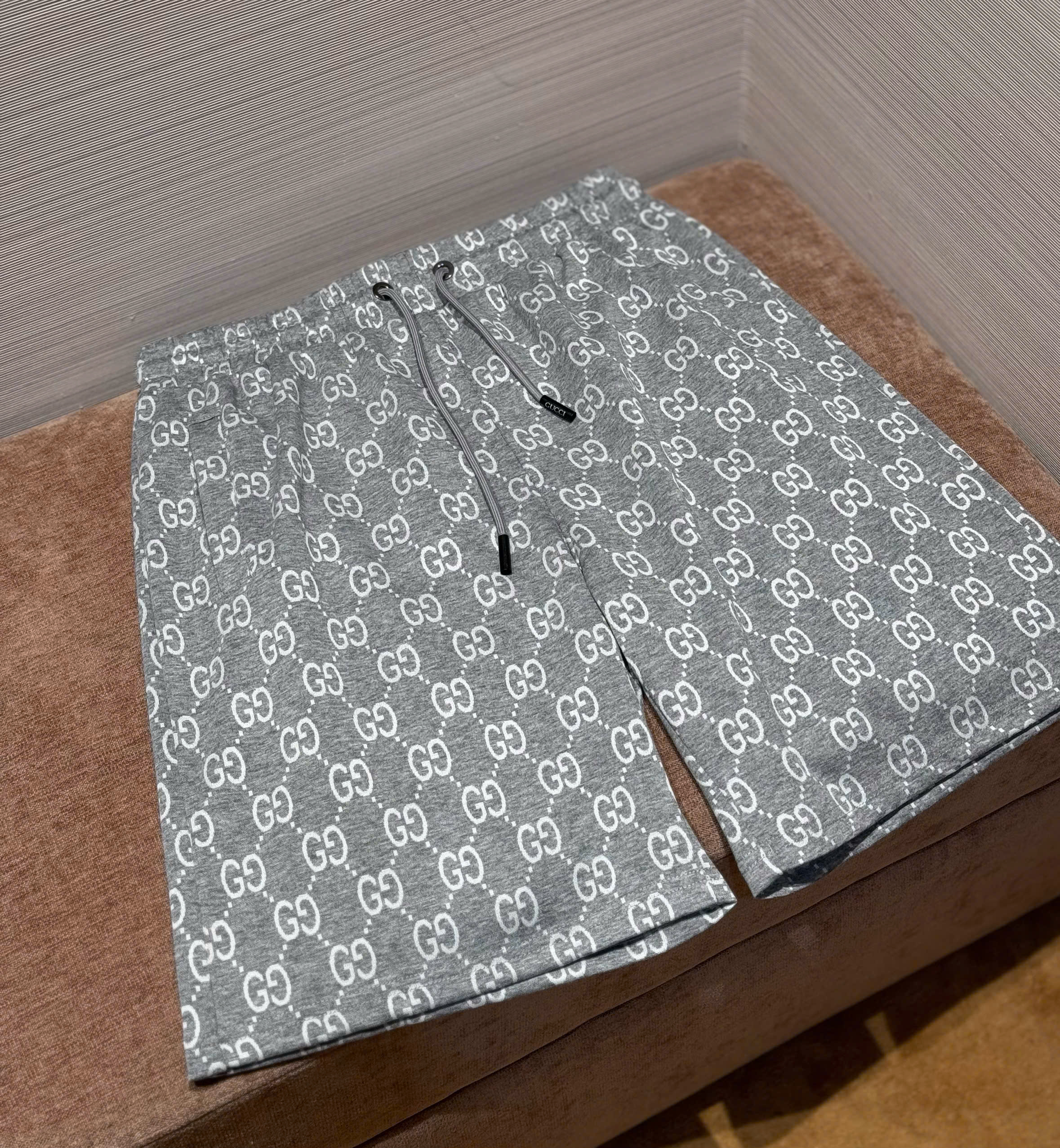 Quần short nỉ Gucci GC Xám họa tiết monogram logo GG Like Auth 1-1 on web DDT