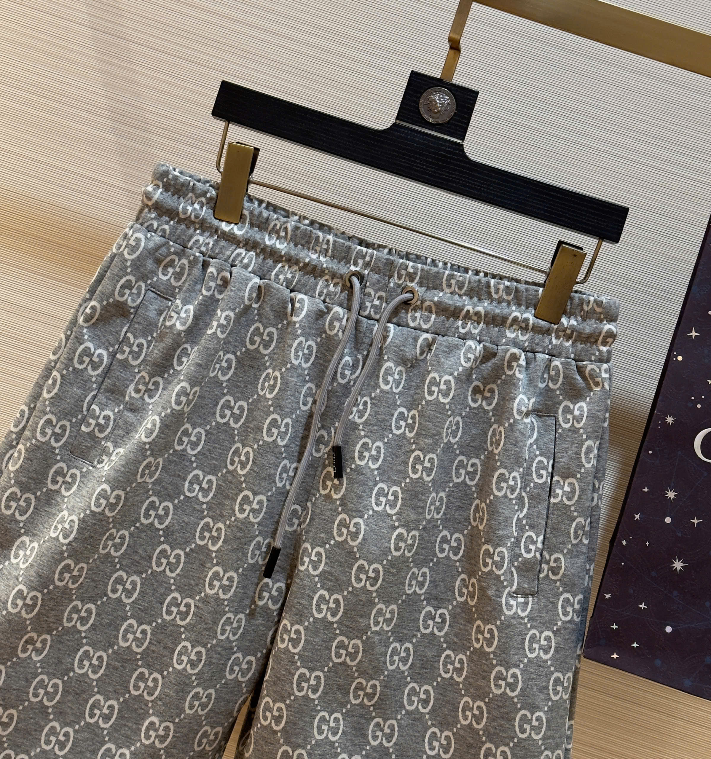 Quần short nỉ Gucci GC Xám họa tiết monogram logo GG Like Auth 1-1 on web DDT