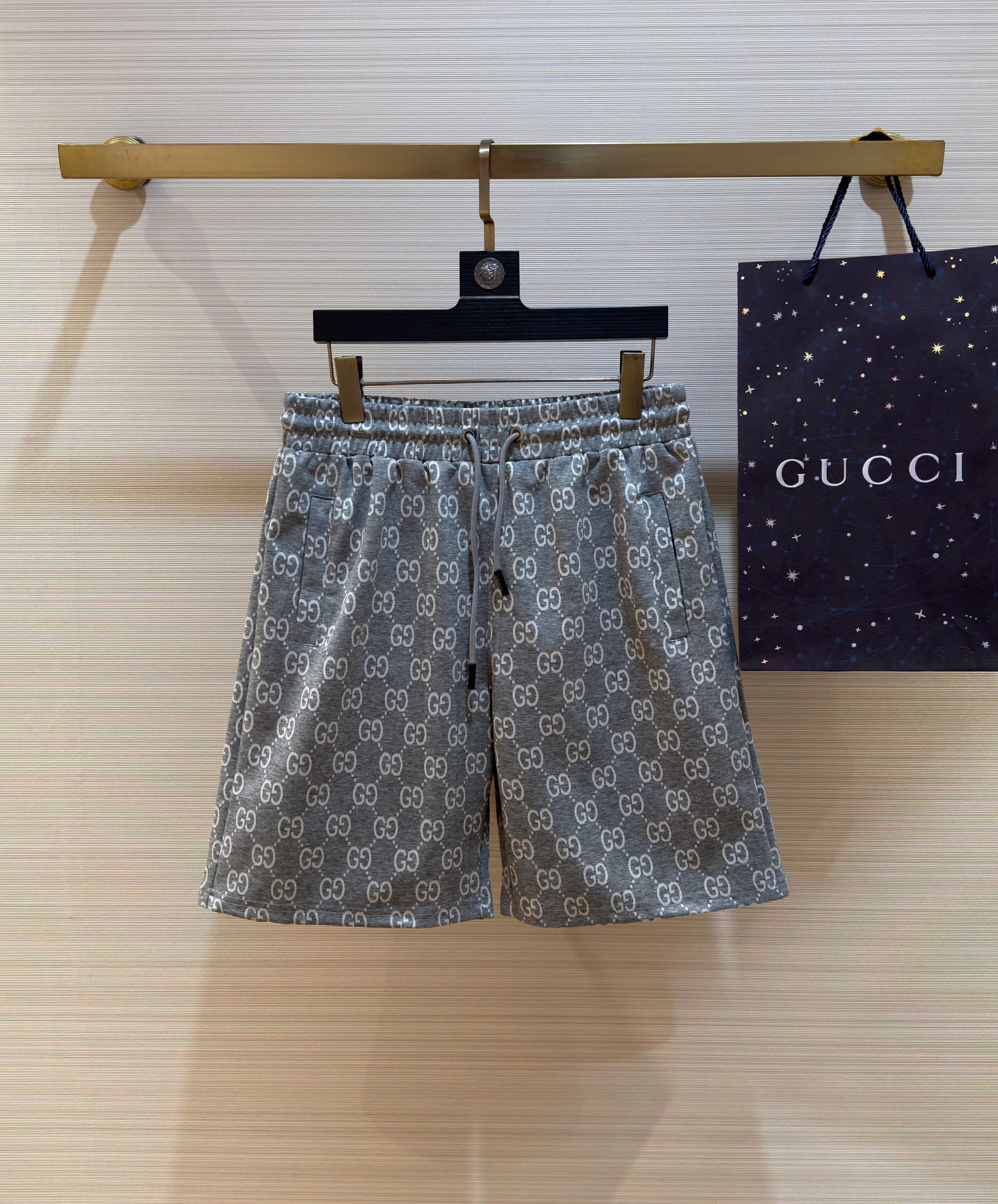 Quần short nỉ Gucci GC Xám họa tiết monogram logo GG Like Auth 1-1 on web DDT