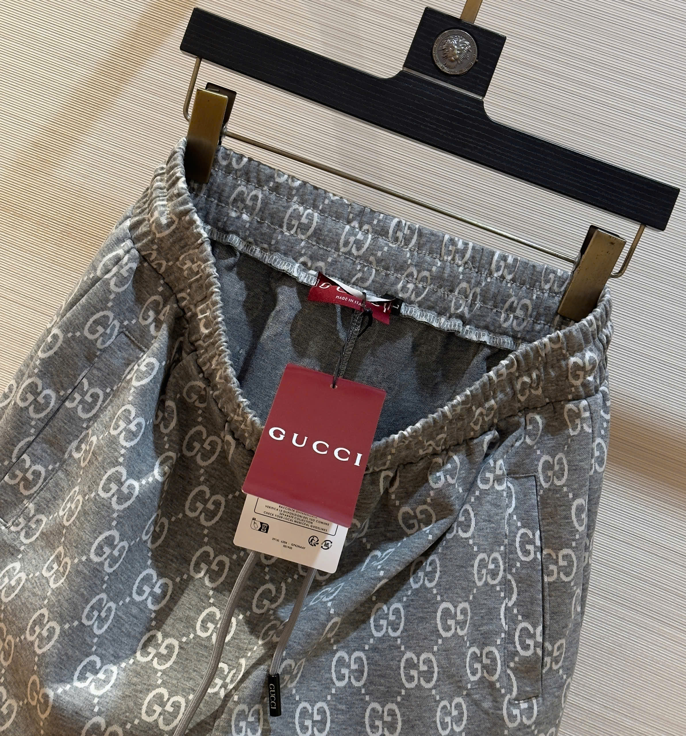 Quần short nỉ Gucci GC Xám họa tiết monogram logo GG Like Auth 1-1 on web DDT