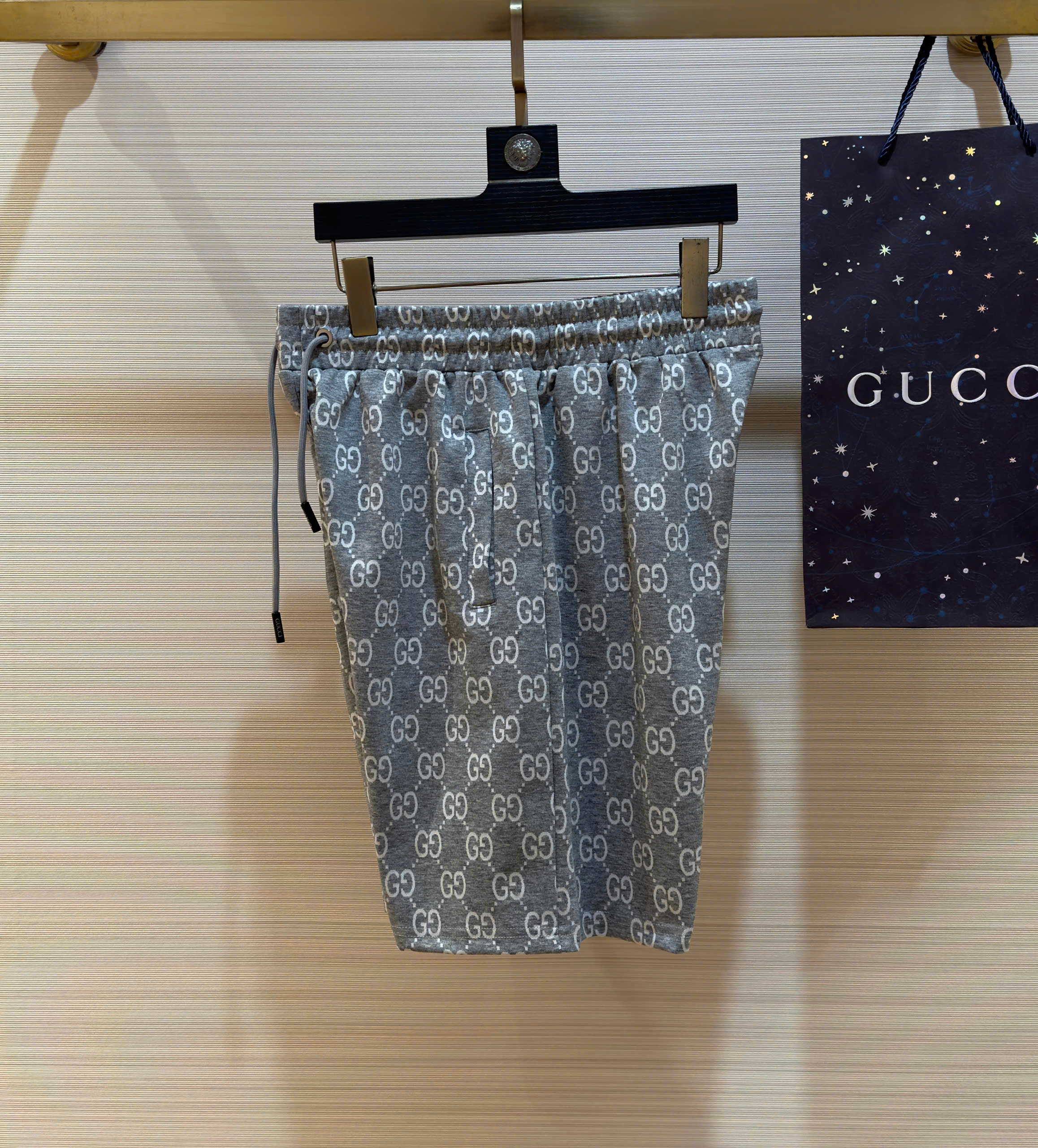 Quần short nỉ Gucci GC Xám họa tiết monogram logo GG Like Auth 1-1 on web DDT
