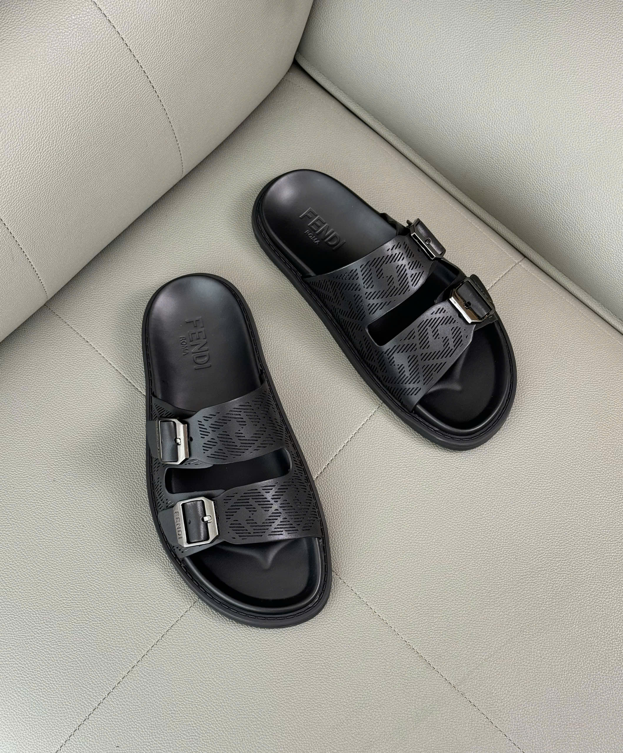 Dép lê Fendi FD 2 quai khóa cài logo dập chìm Like Auth 38-43 DDT