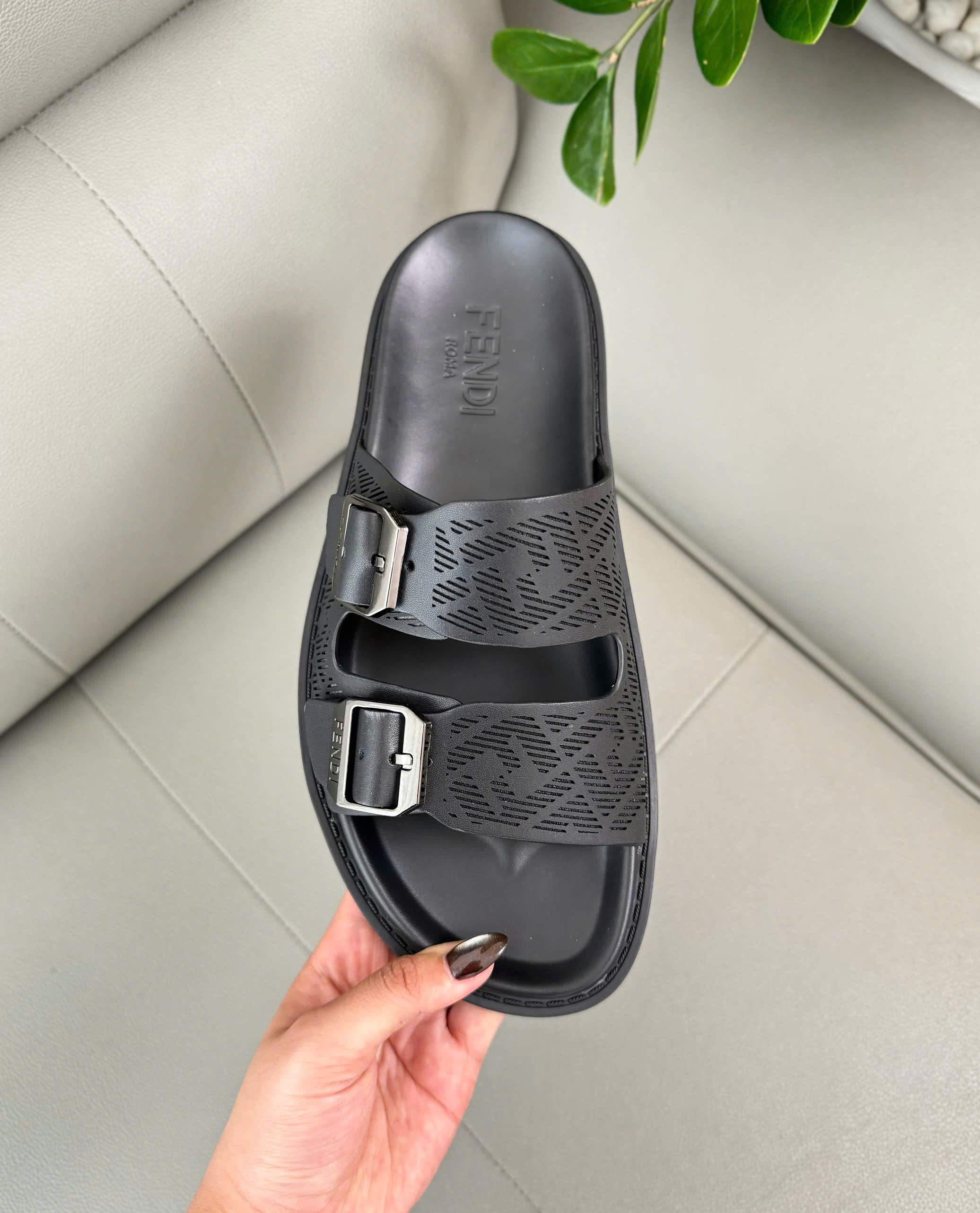 Dép lê Fendi FD 2 quai khóa cài logo dập chìm Like Auth 38-43 DDT