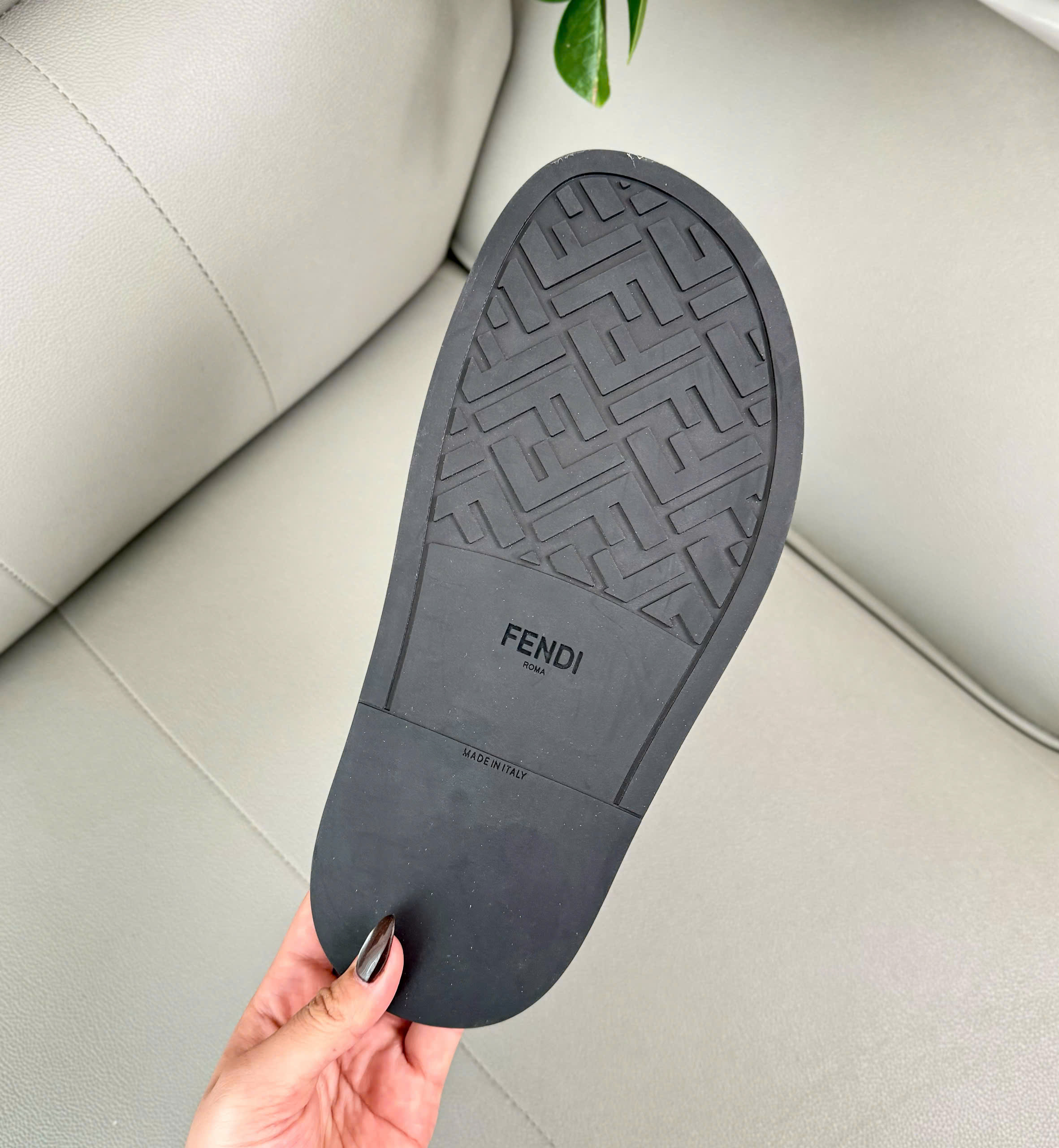 Dép lê Fendi FD 2 quai khóa cài logo dập chìm Like Auth 38-43 DDT