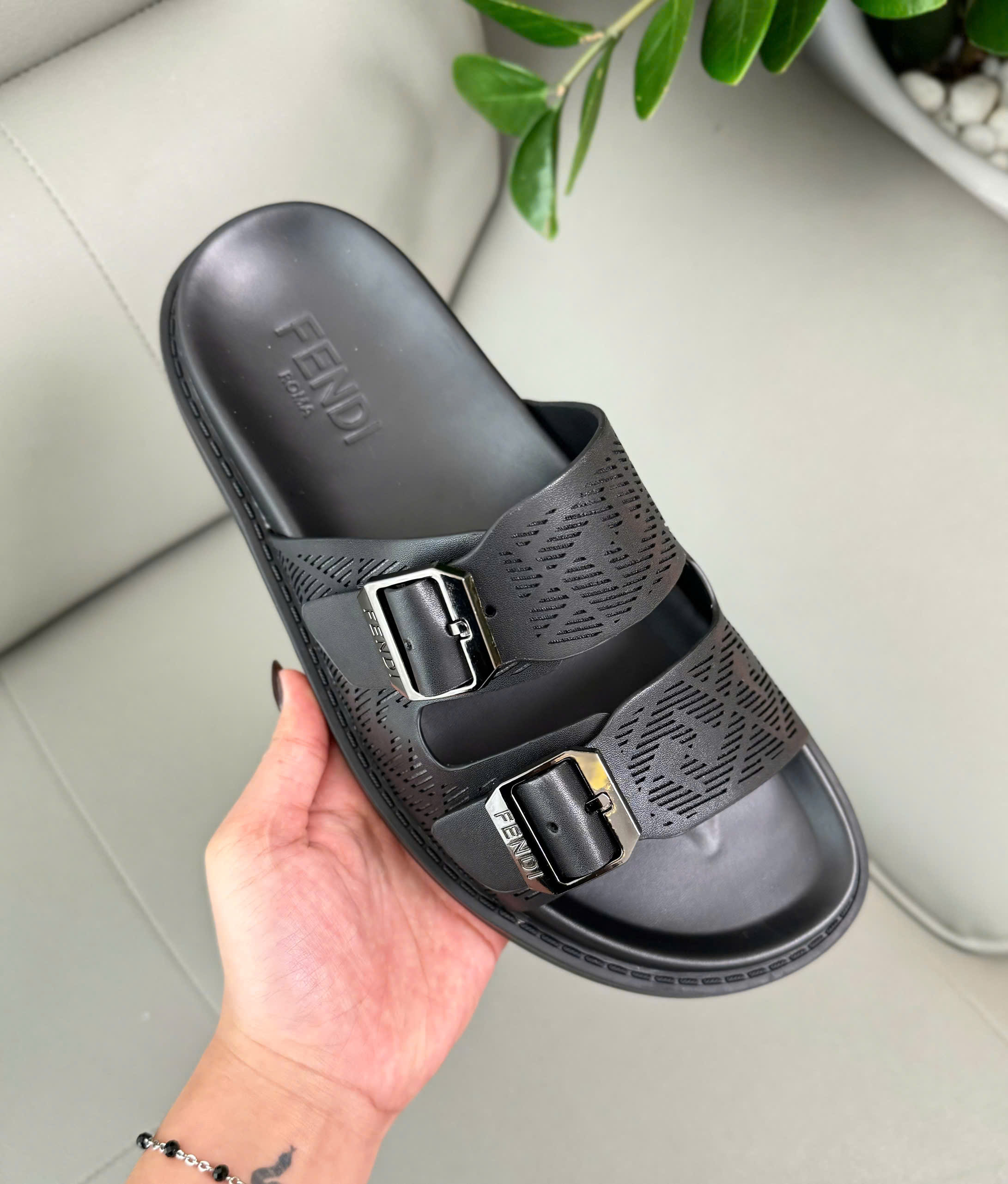 Dép lê Fendi FD 2 quai khóa cài logo dập chìm Like Auth 38-43 DDT