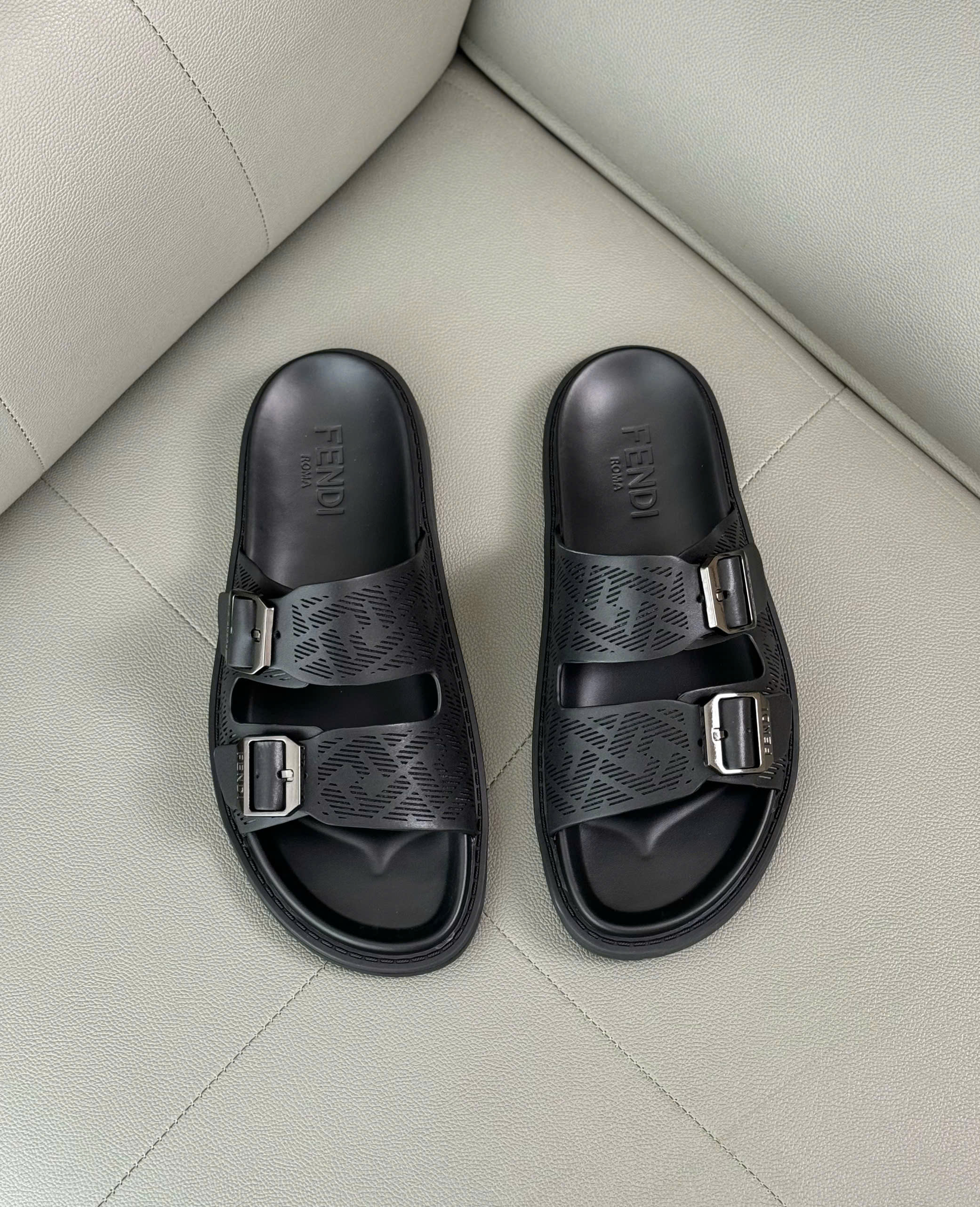 Dép lê Fendi FD 2 quai khóa cài logo dập chìm Like Auth 38-43 DDT