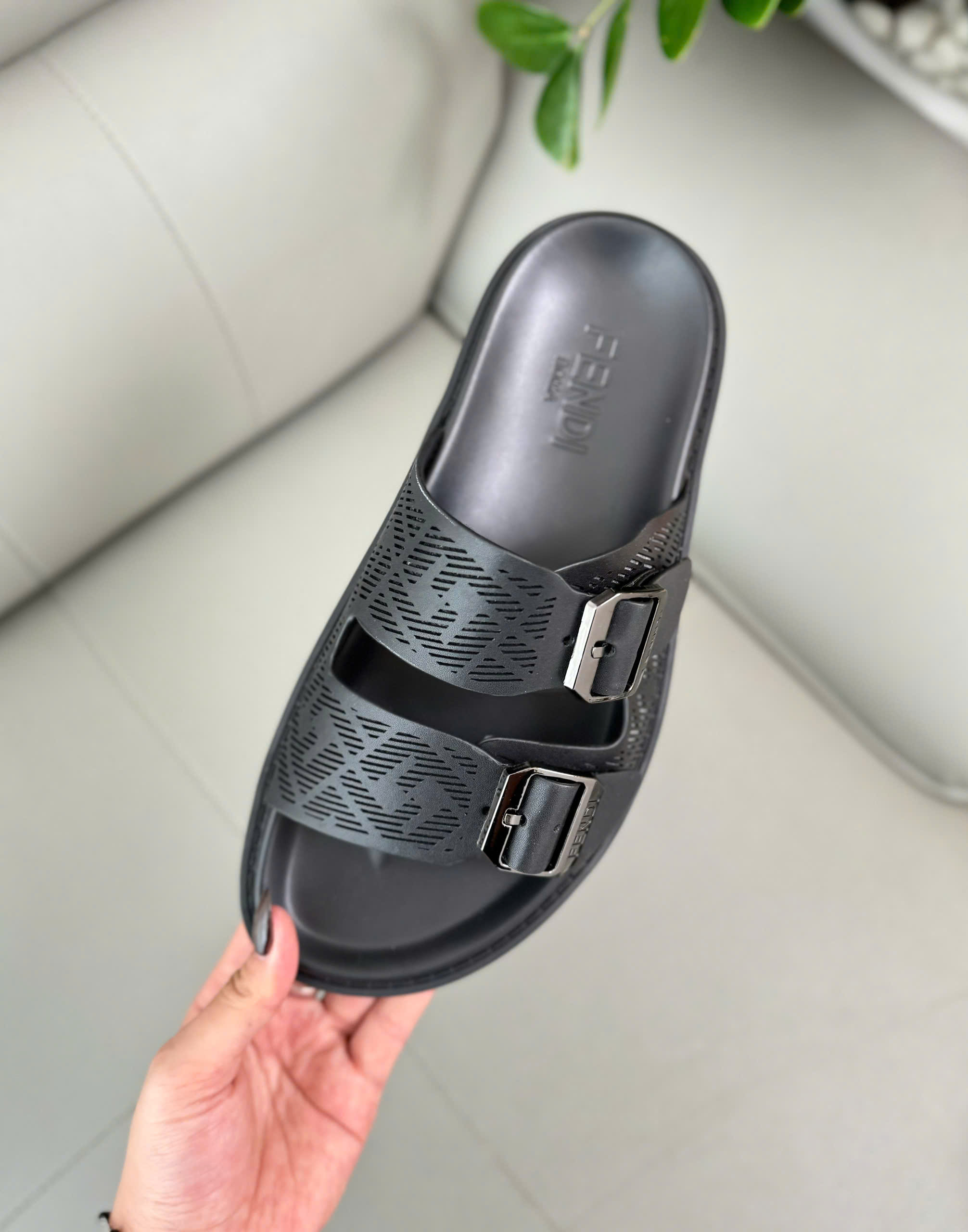 Dép lê Fendi FD 2 quai khóa cài logo dập chìm Like Auth 38-43 DDT