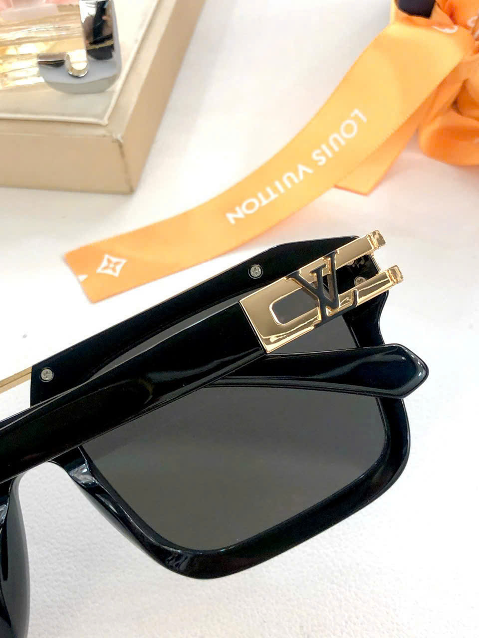 Kính râm Louis Vuitton LV Legacy Pilot Square Like AUth MK