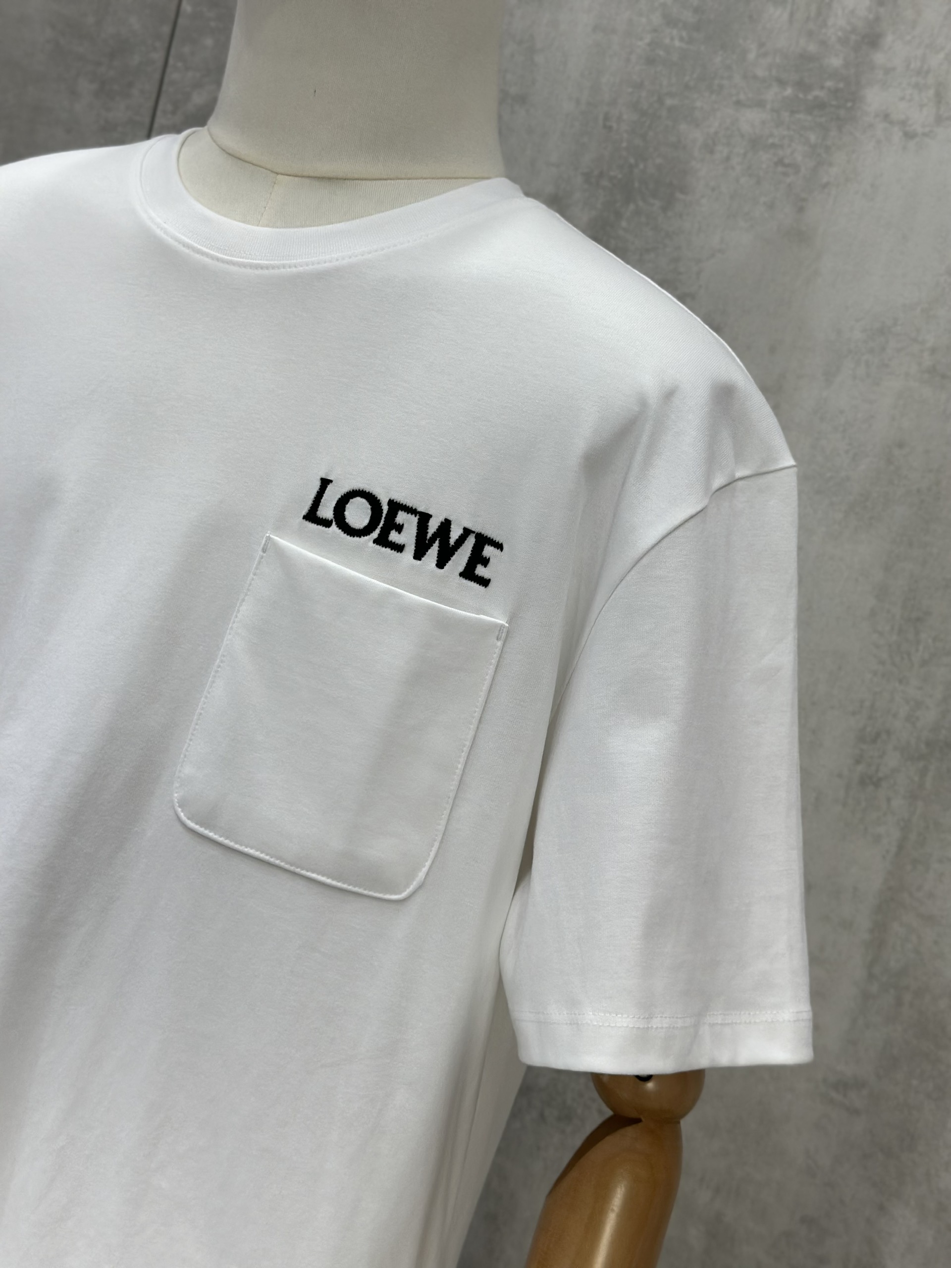 Áo phông T shirt Loewe logo thêu phối túi ngực Like Auth S-L VTN\Trắng