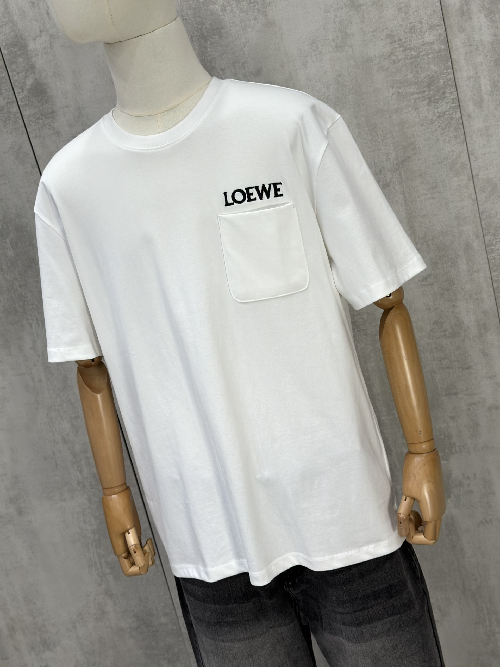 Áo phông T shirt Loewe logo thêu phối túi ngực Like Auth S-L VTN\Trắng