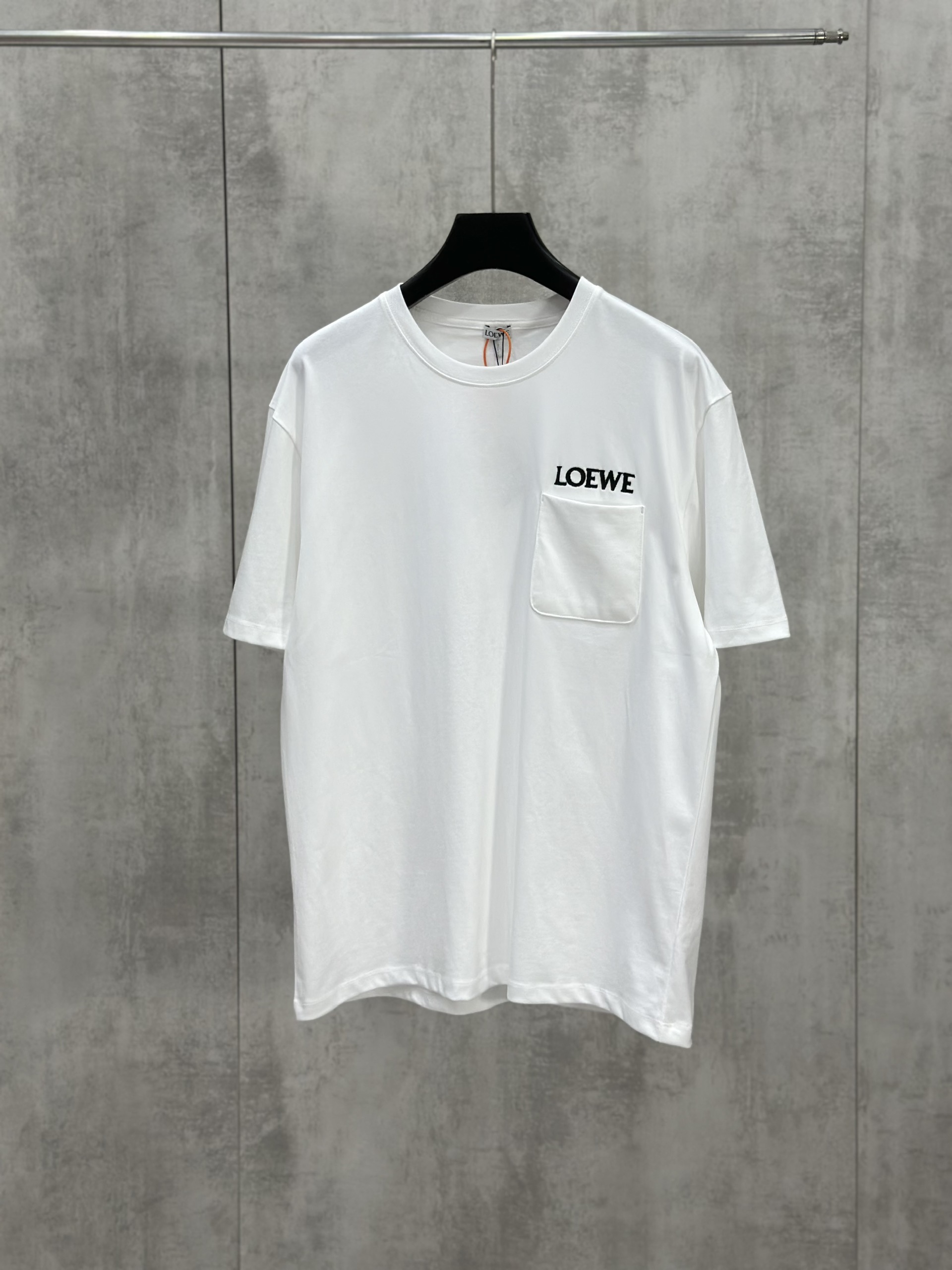 Áo phông T shirt Loewe logo thêu phối túi ngực Like Auth S-L VTN\Trắng