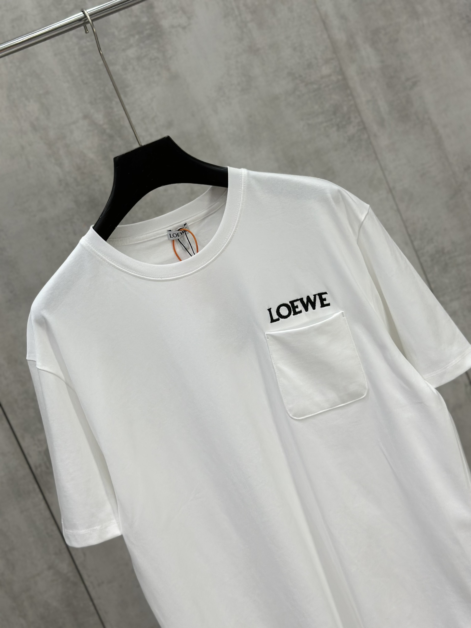 Áo phông T shirt Loewe logo thêu phối túi ngực Like Auth S-L VTN\Trắng
