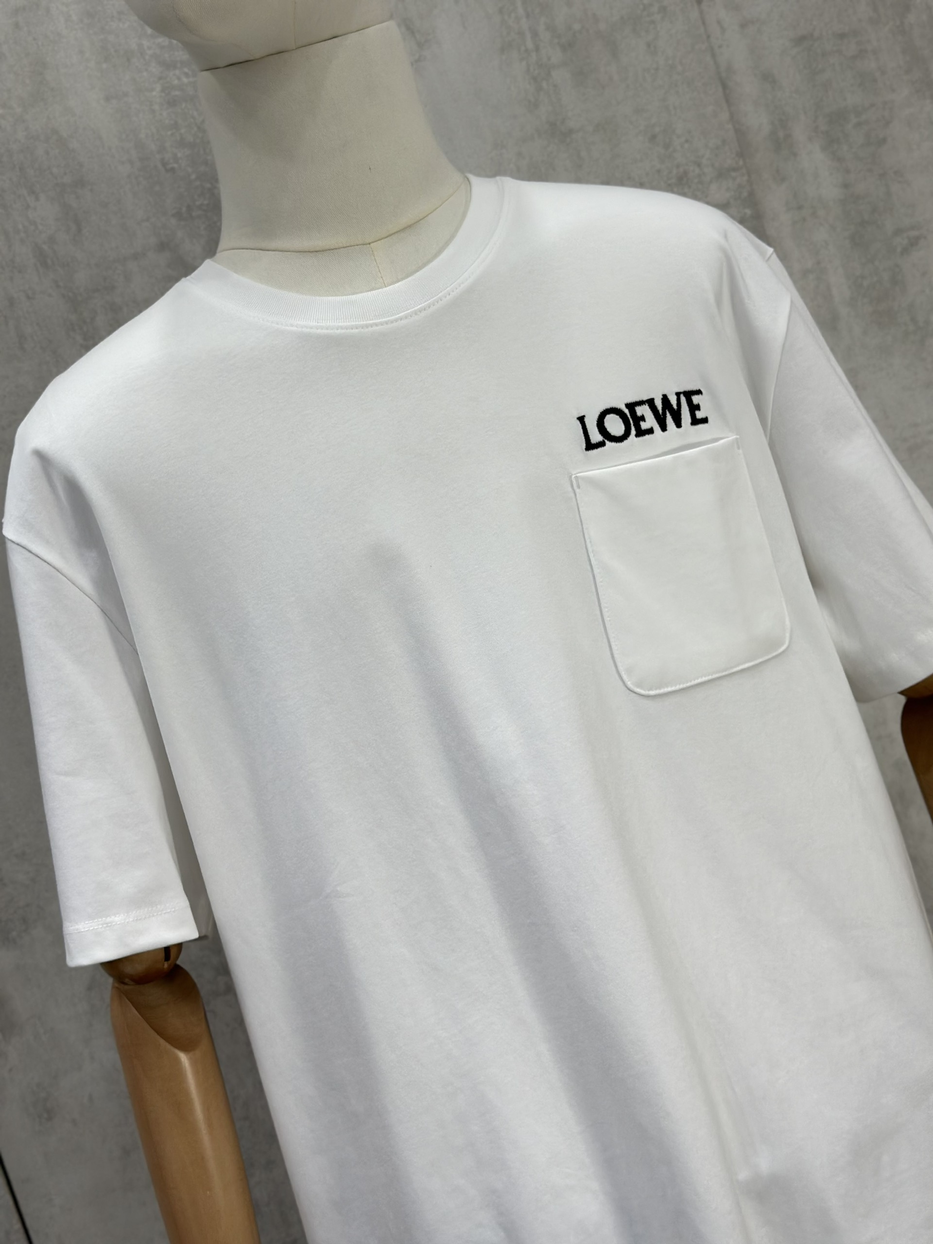 Áo phông T shirt Loewe logo thêu phối túi ngực Like Auth S-L VTN\Trắng