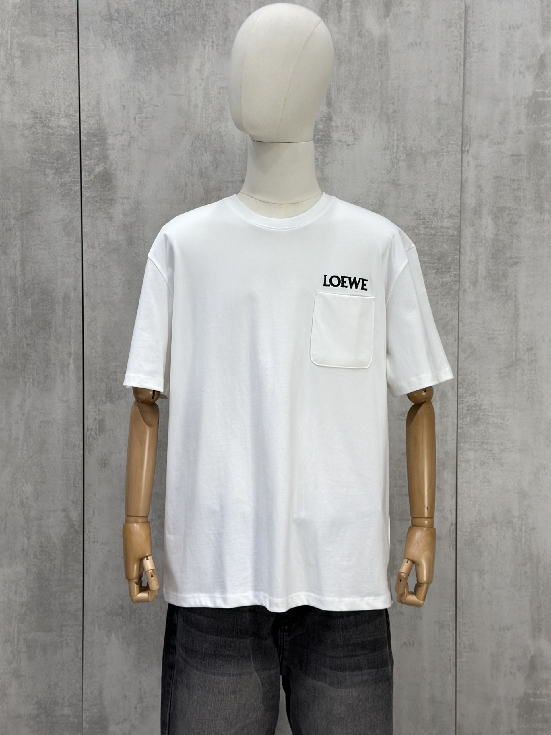 Áo phông T shirt Loewe logo thêu phối túi ngực Like Auth S-L VTN\Trắng