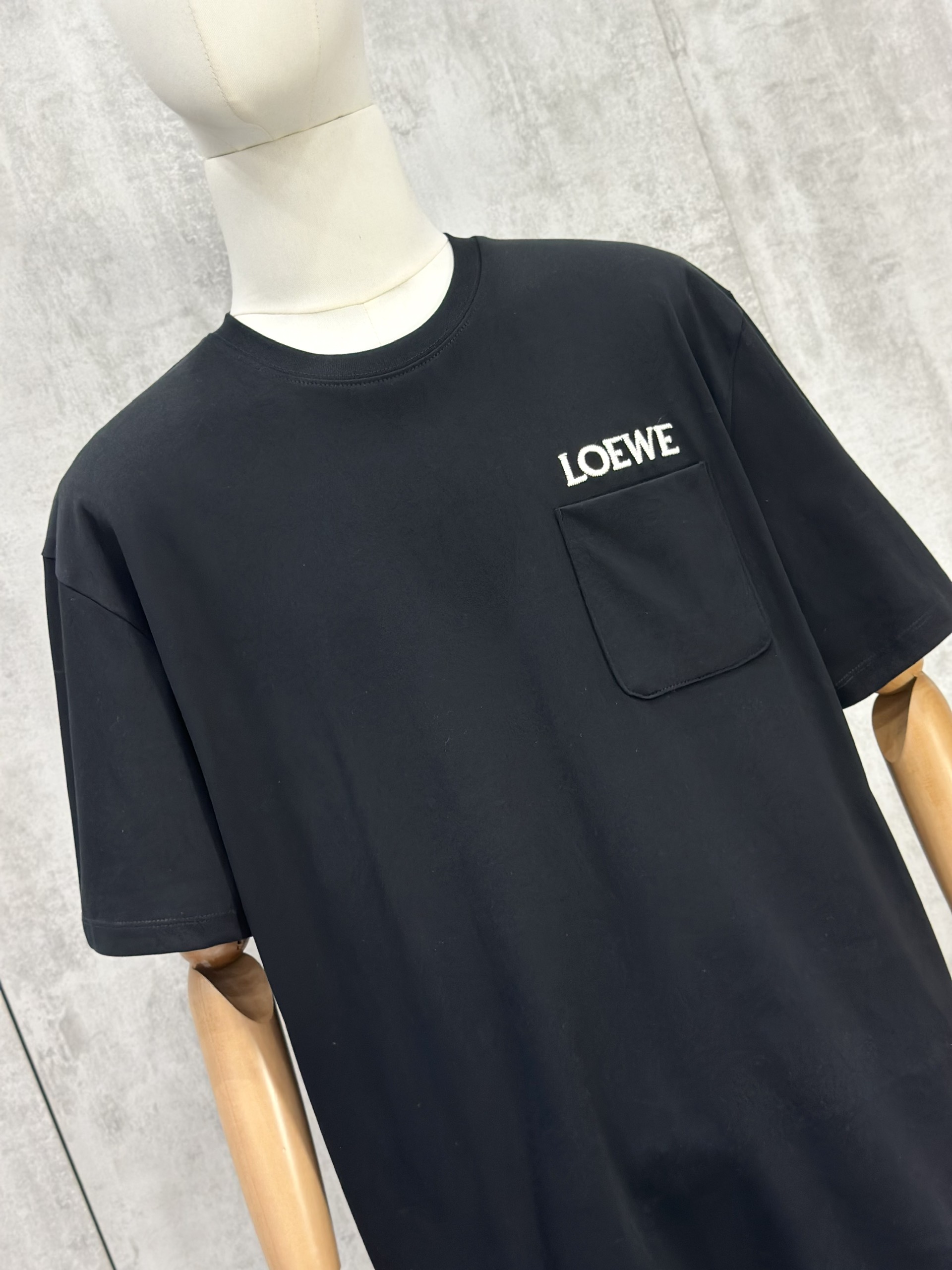 Áo phông T shirt Loewe logo thêu phối túi ngực Like Auth S-L VTN\Đen