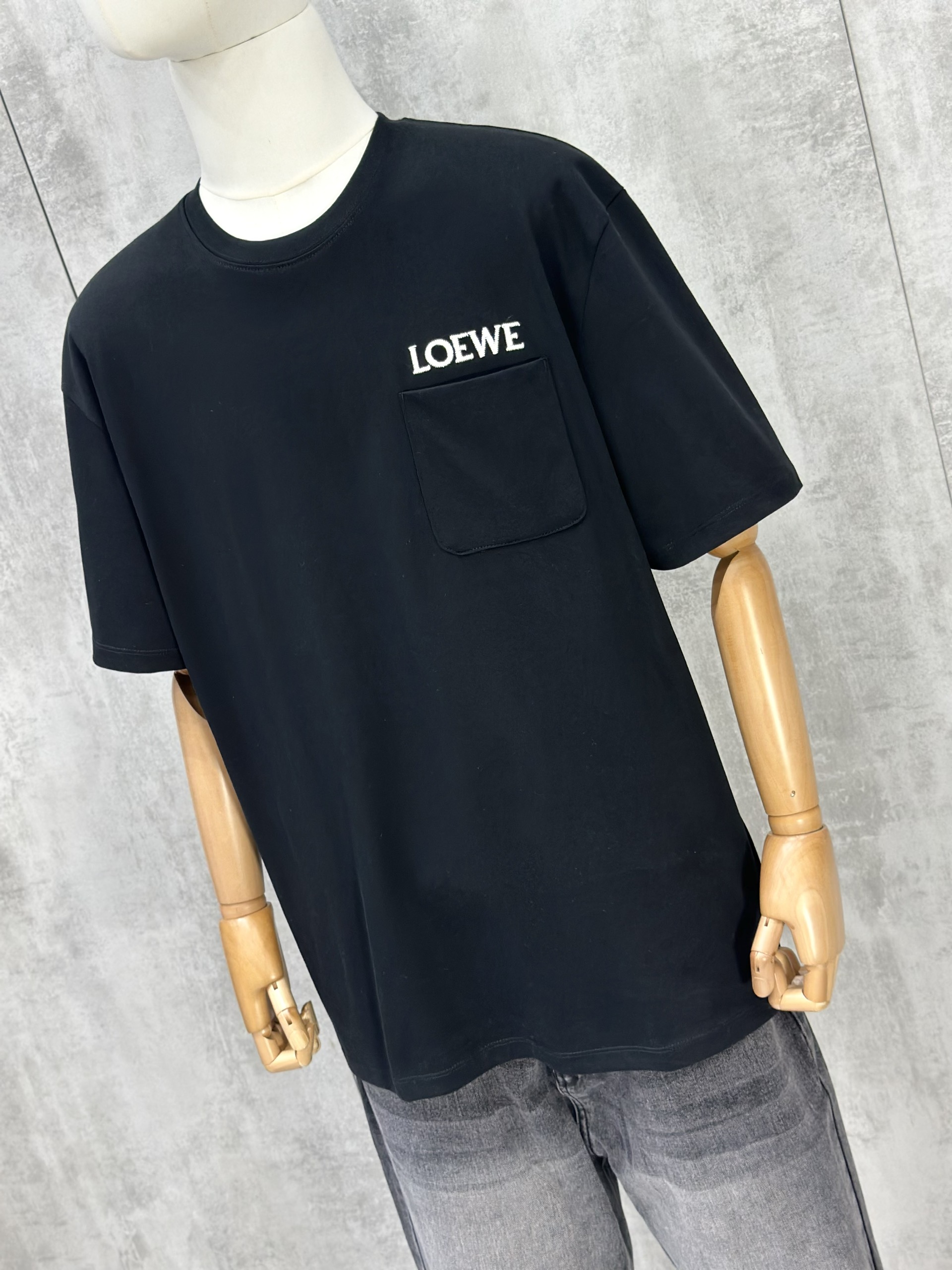 Áo phông T shirt Loewe logo thêu phối túi ngực Like Auth S-L VTN\Đen