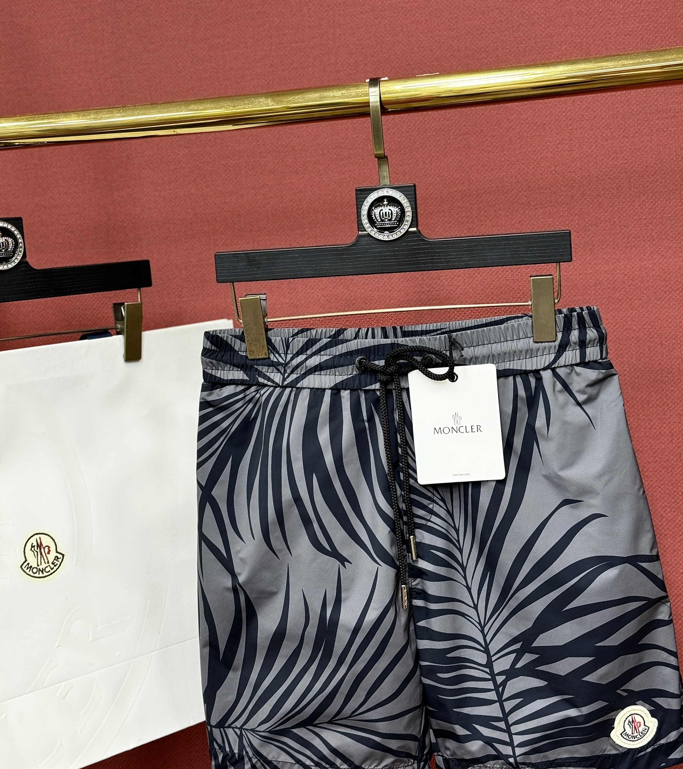 Quần short đùi gió Moncler họa tiết lá cỏ Like Auth 44-50 CD