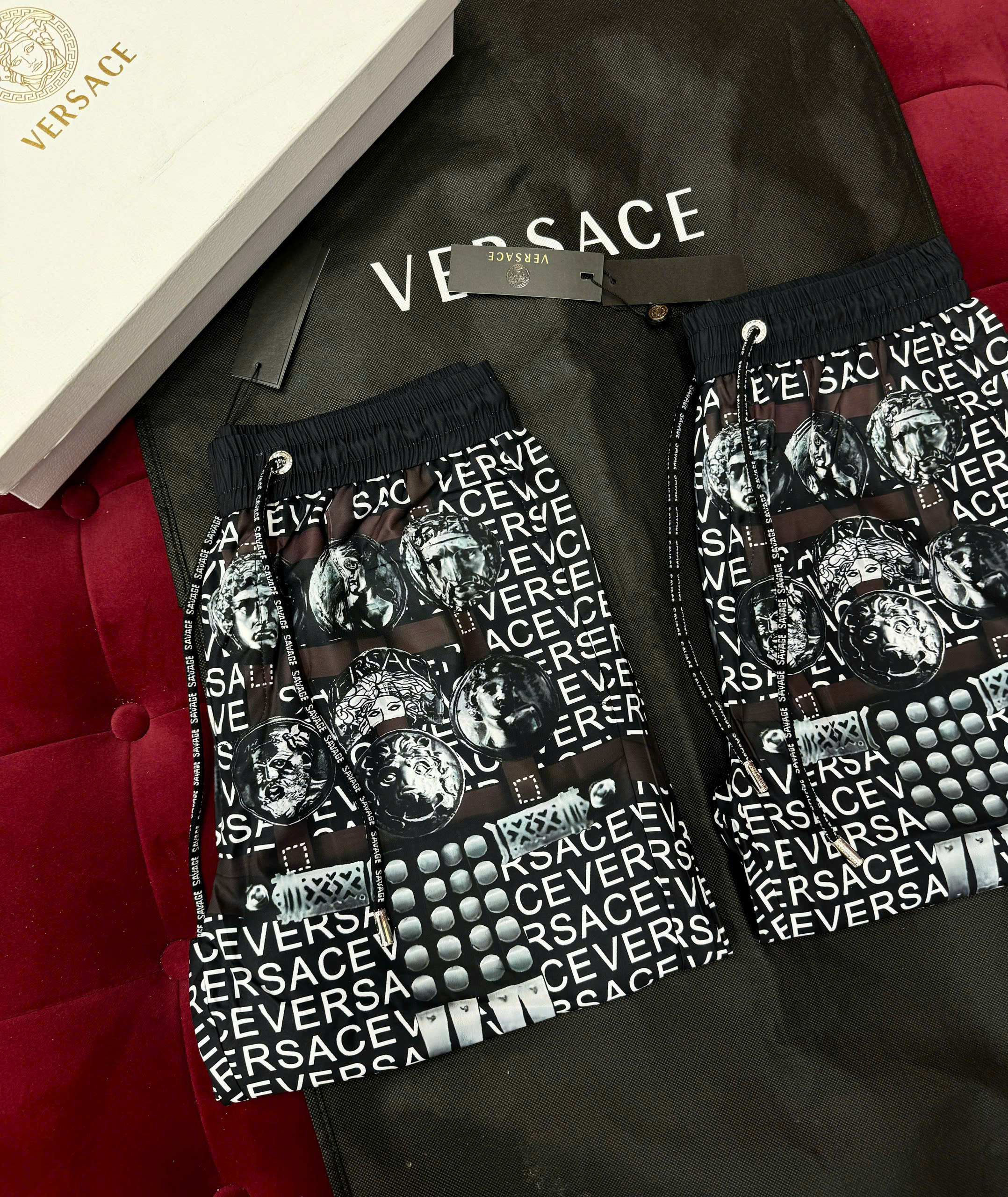 Quần short đùi gió Versace VS họa tiết đồng tiền xu cổ Like Auth 44-50 CD