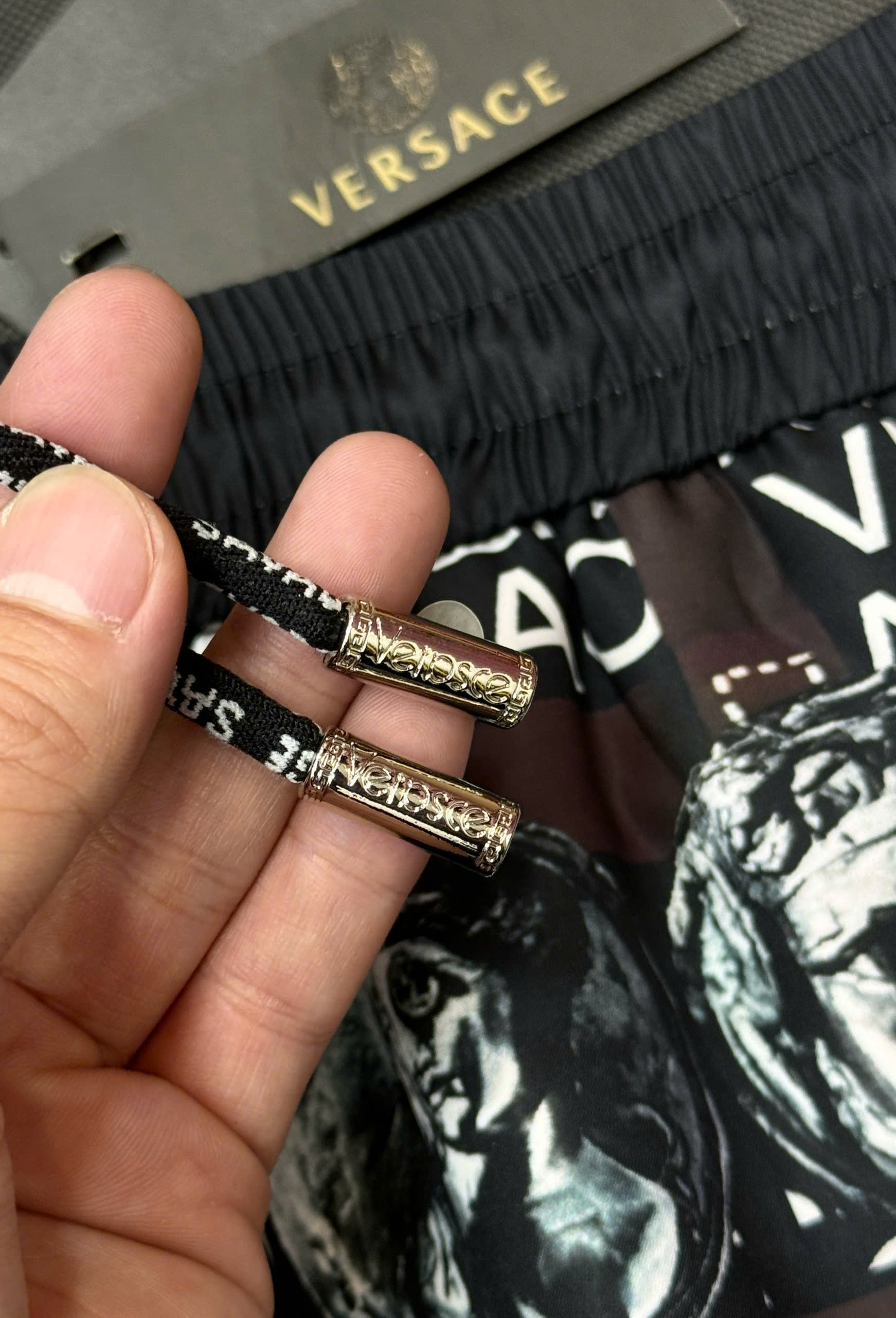 Quần short đùi gió Versace VS họa tiết đồng tiền xu cổ Like Auth 44-50 CD