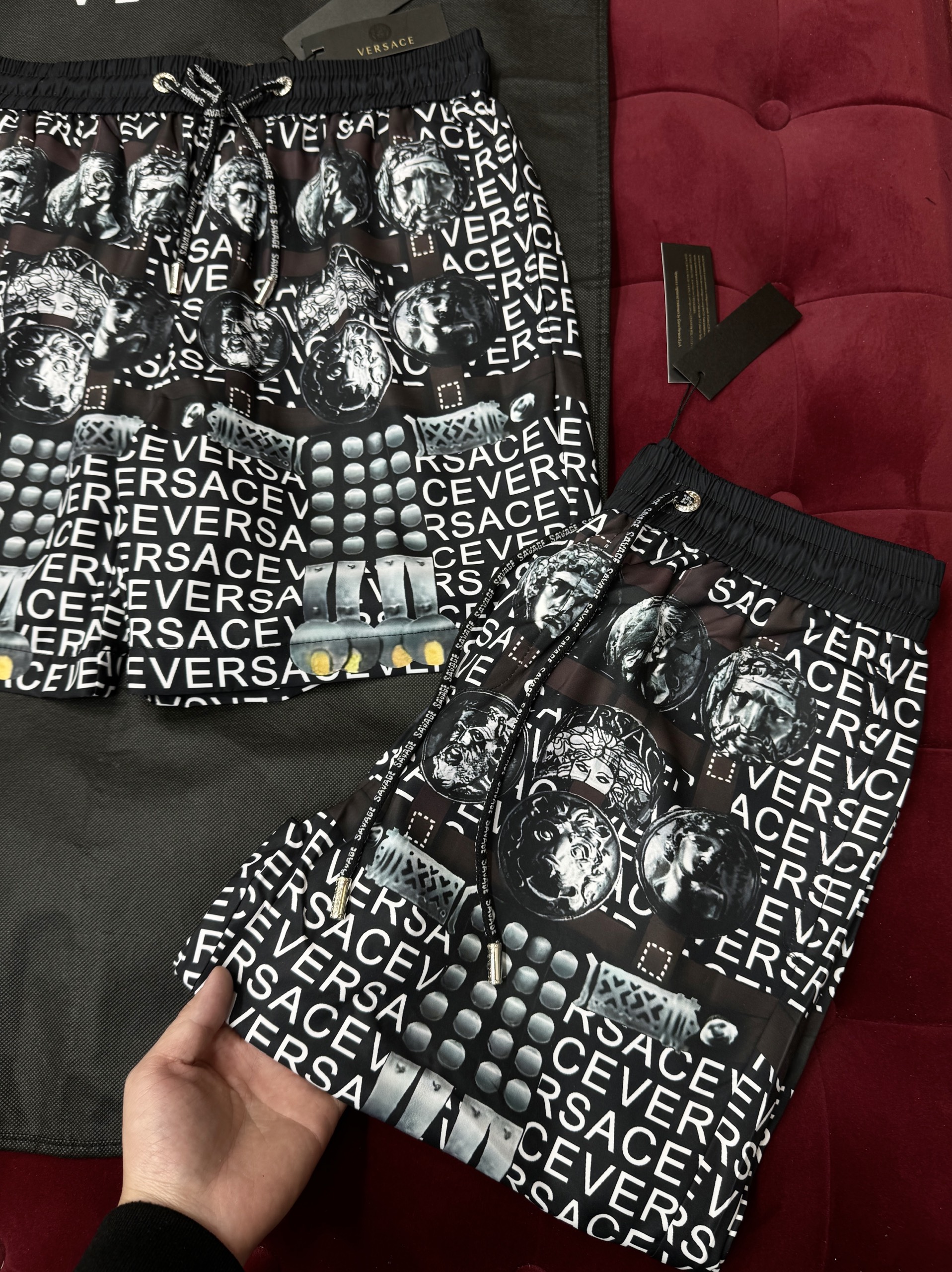 Quần short đùi gió Versace VS họa tiết đồng tiền xu cổ Like Auth 44-50 CD