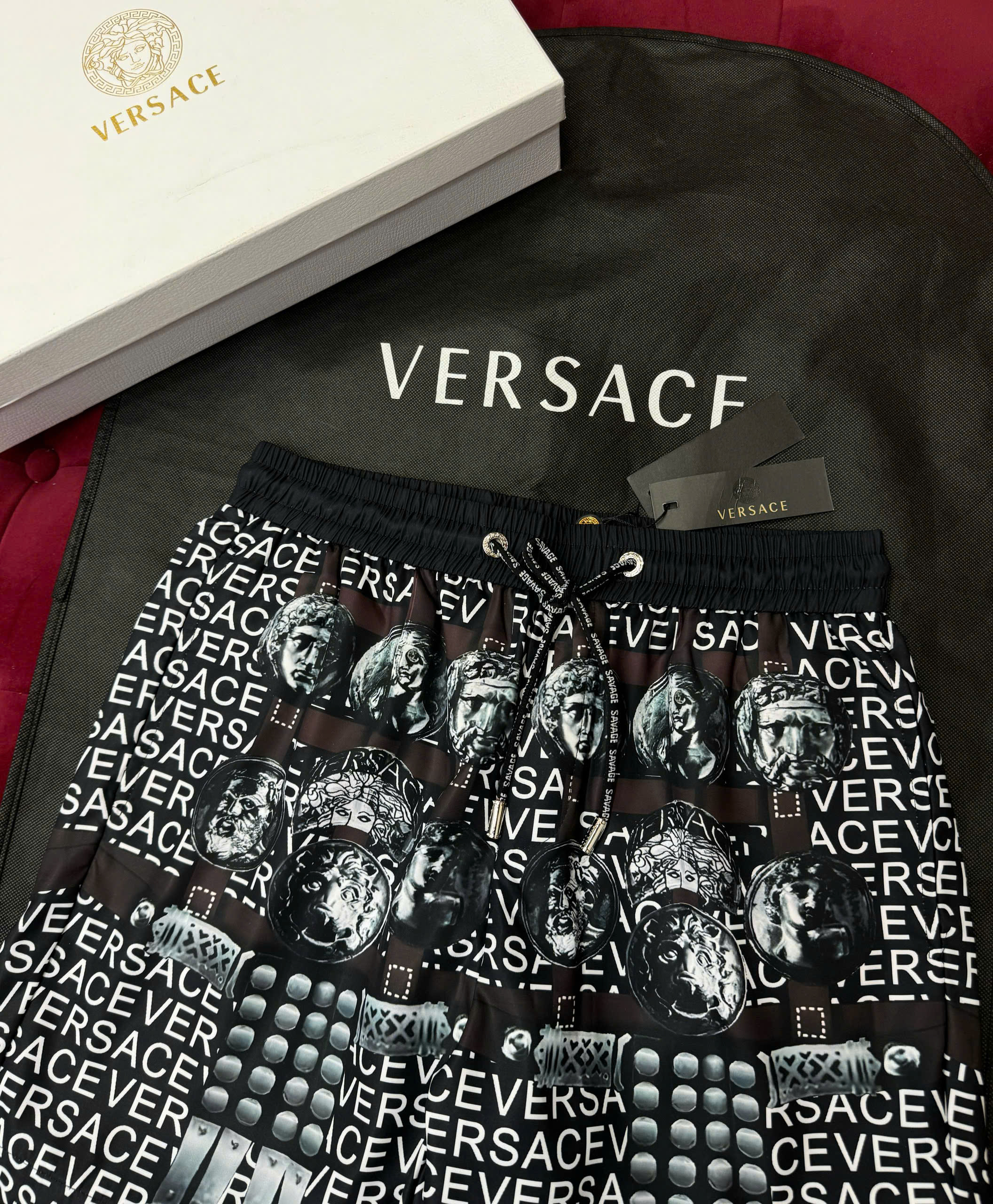 Quần short đùi gió Versace VS họa tiết đồng tiền xu cổ Like Auth 44-50 CD