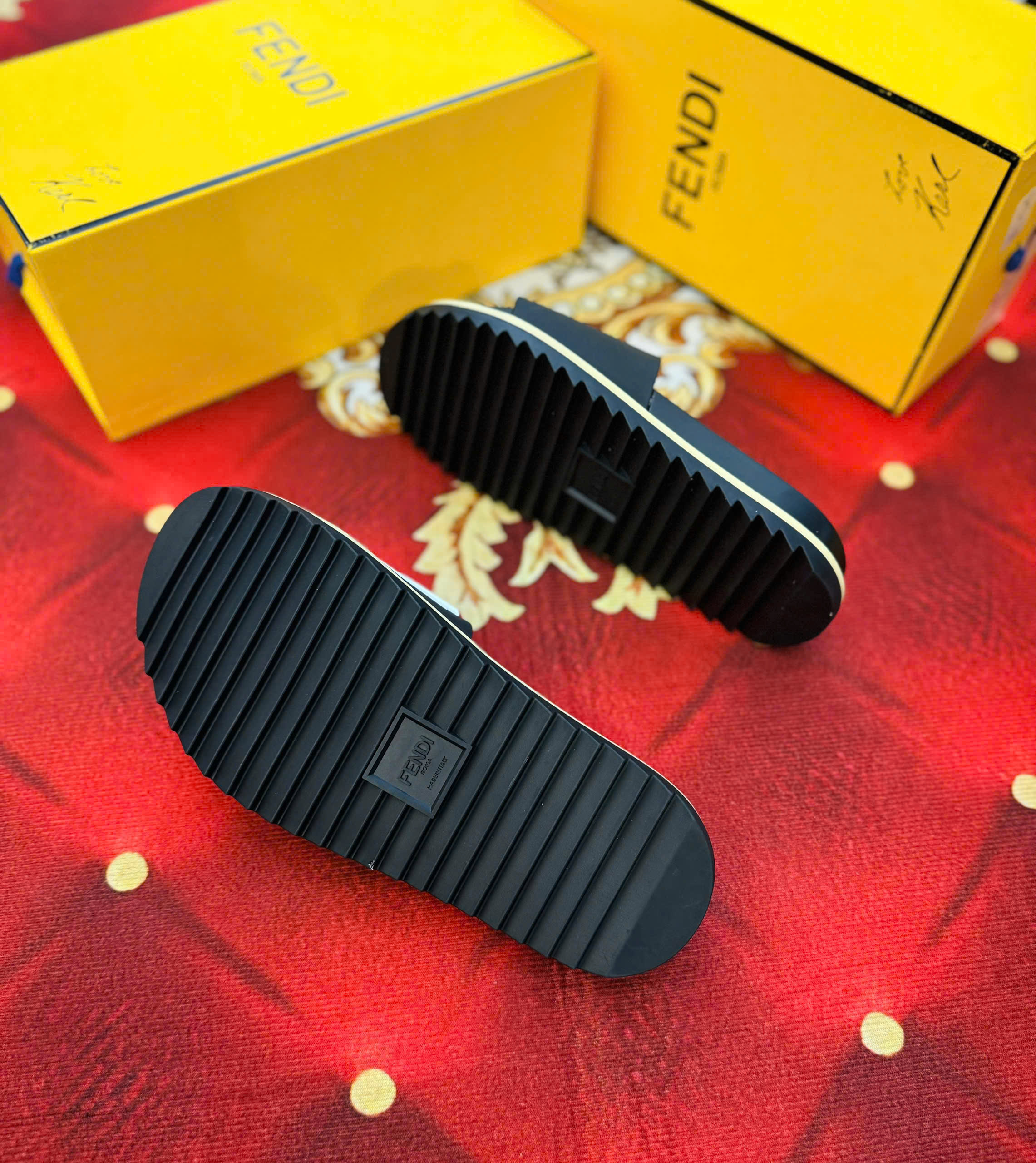 Dép lê quai ngang Fendi FD Đen logo Trắng to tag nổi cao su non Like Auth 38-43 MK