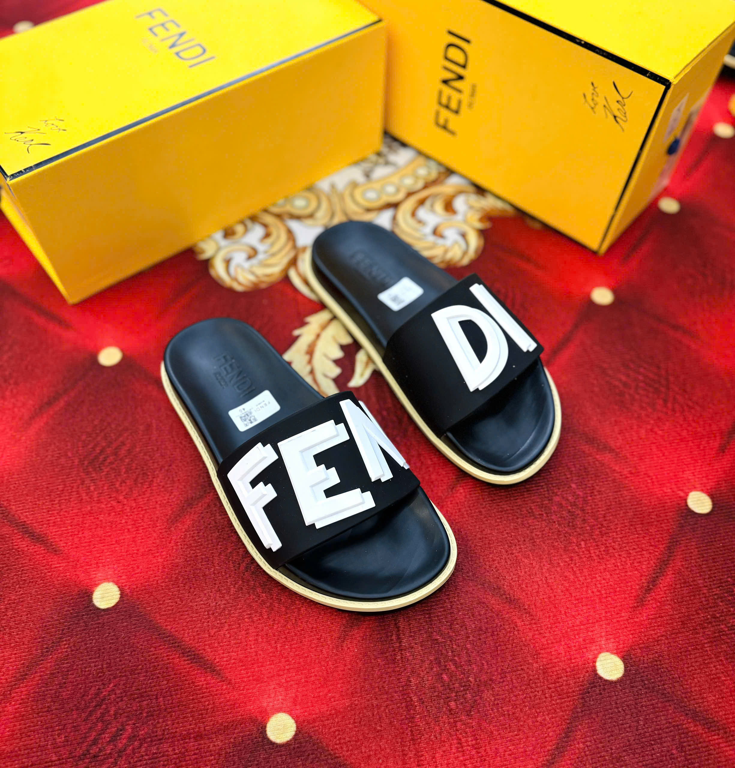 Dép lê quai ngang Fendi FD Đen logo Trắng to tag nổi cao su non Like Auth 38-43 MK
