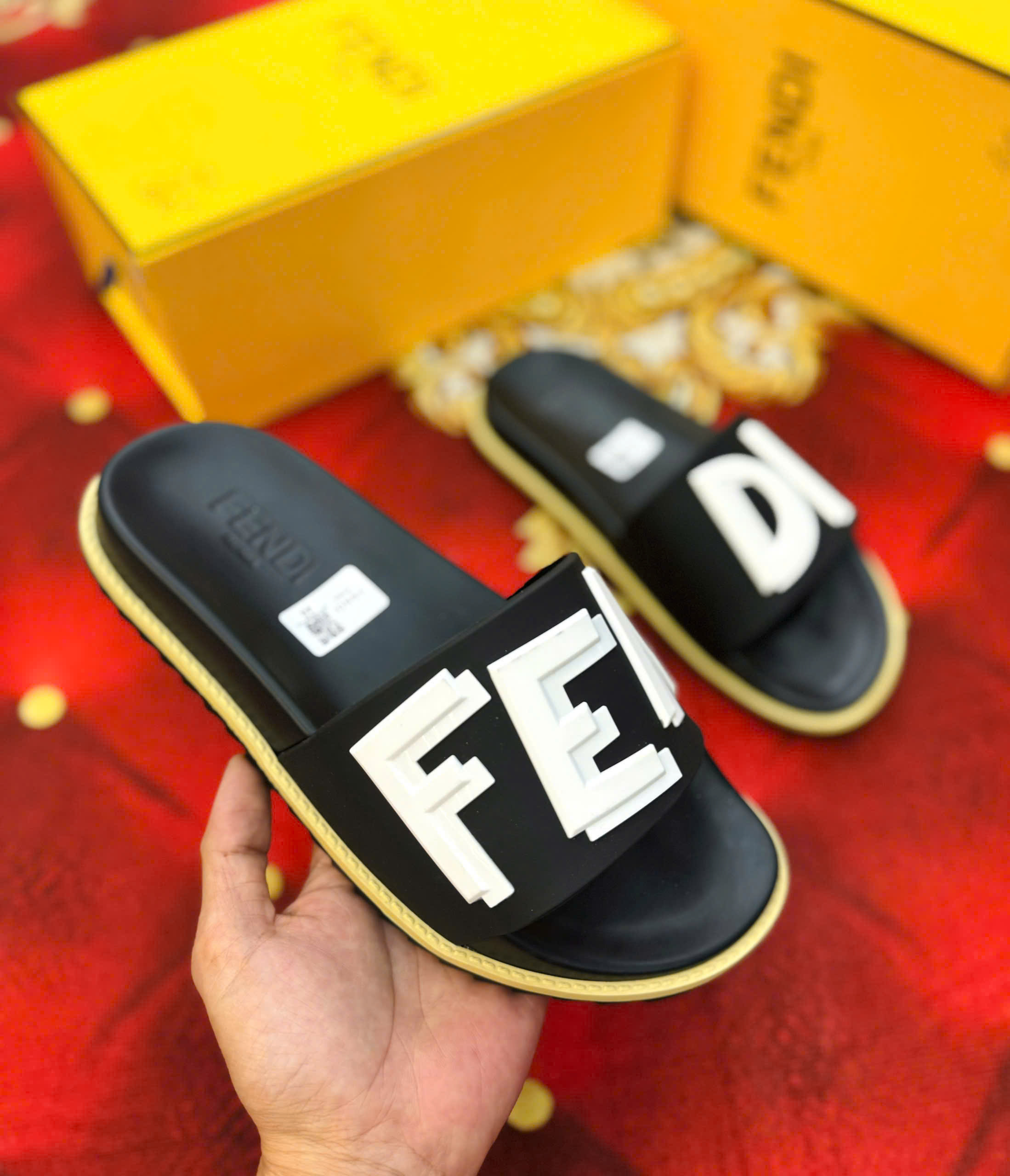 Dép lê quai ngang Fendi FD Đen logo Trắng to tag nổi cao su non Like Auth 38-43 MK