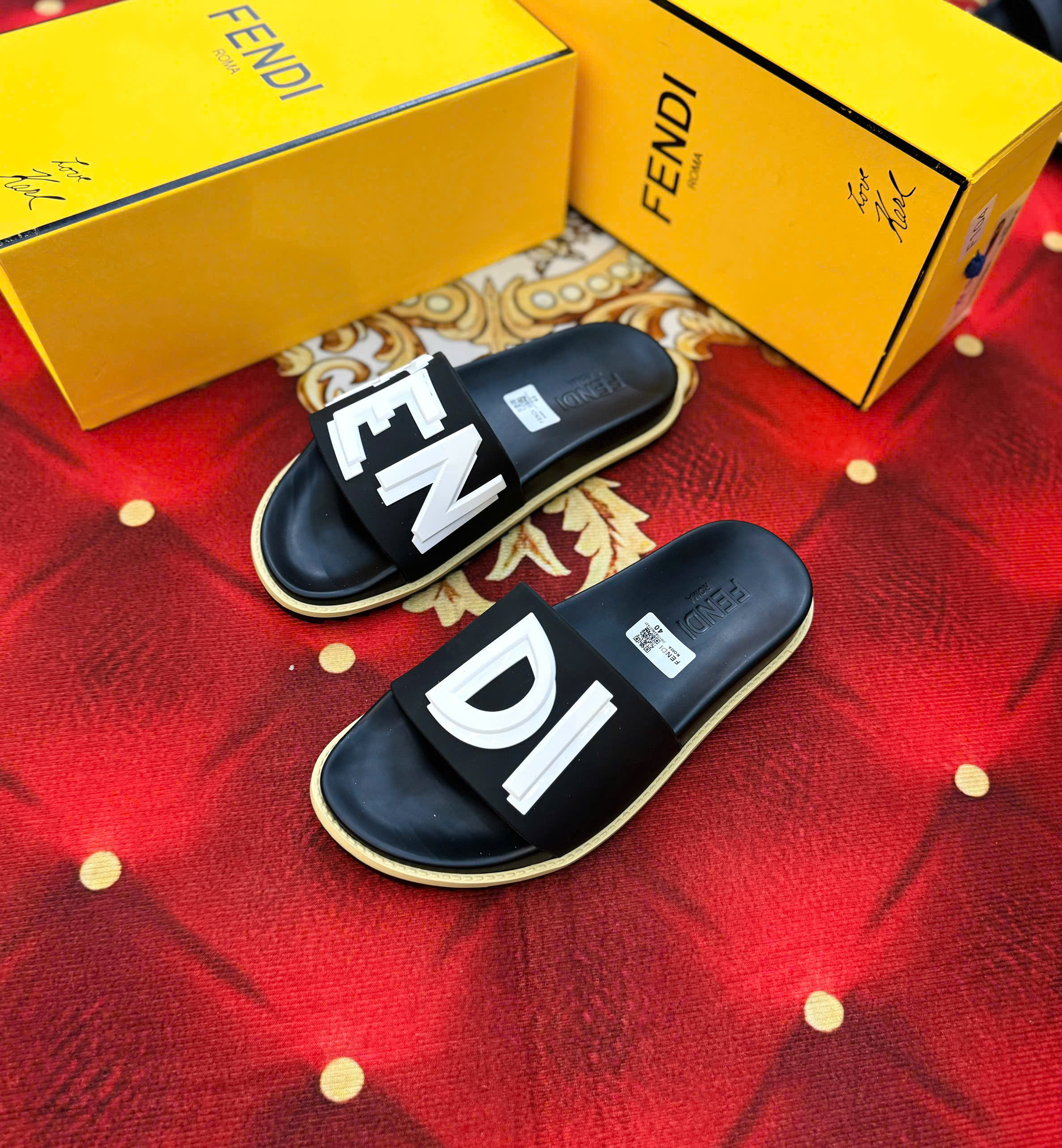 Dép lê quai ngang Fendi FD Đen logo Trắng to tag nổi cao su non Like Auth 38-43 MK