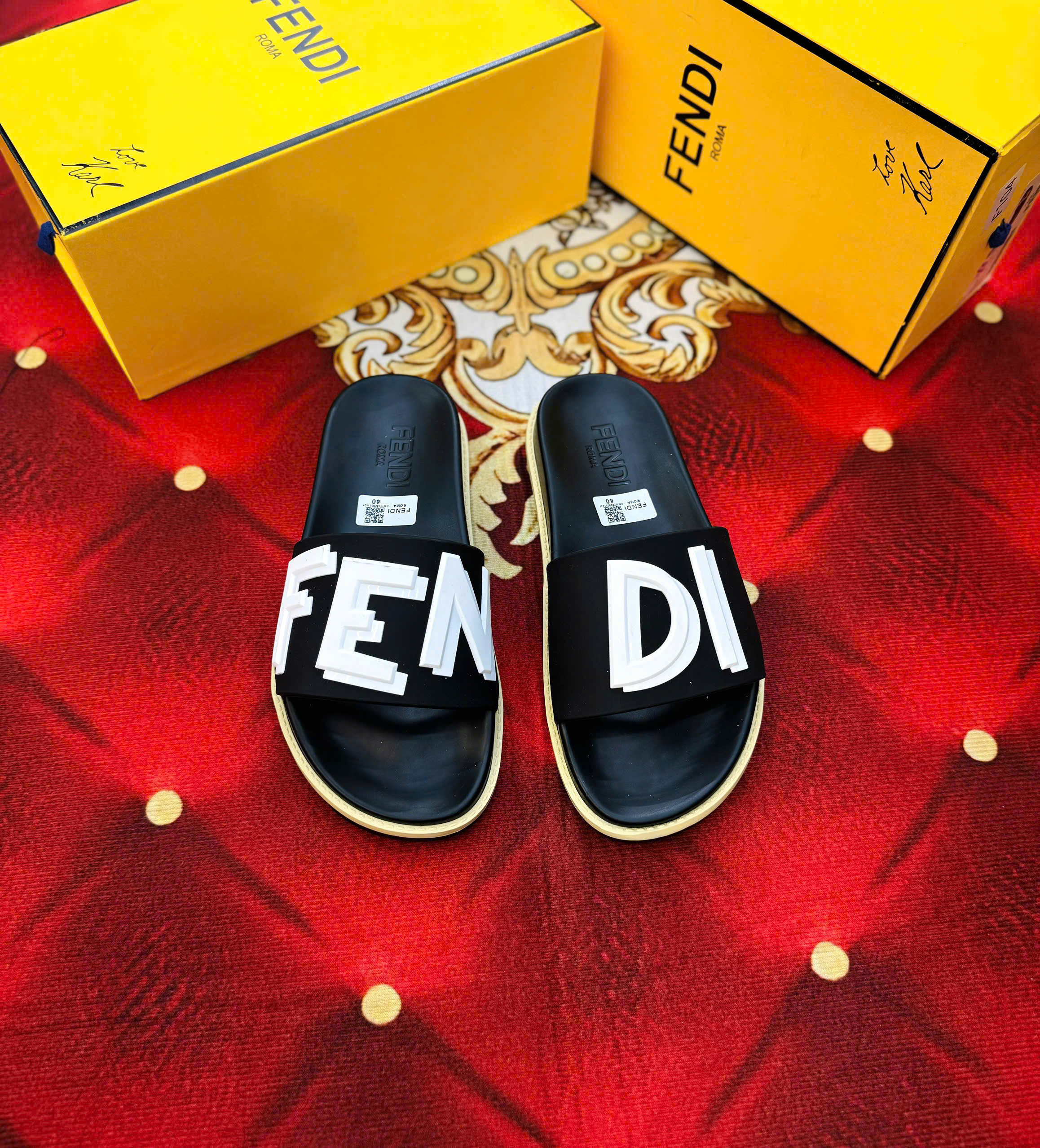 Dép lê quai ngang Fendi FD Đen logo Trắng to tag nổi cao su non Like Auth 38-43 MK