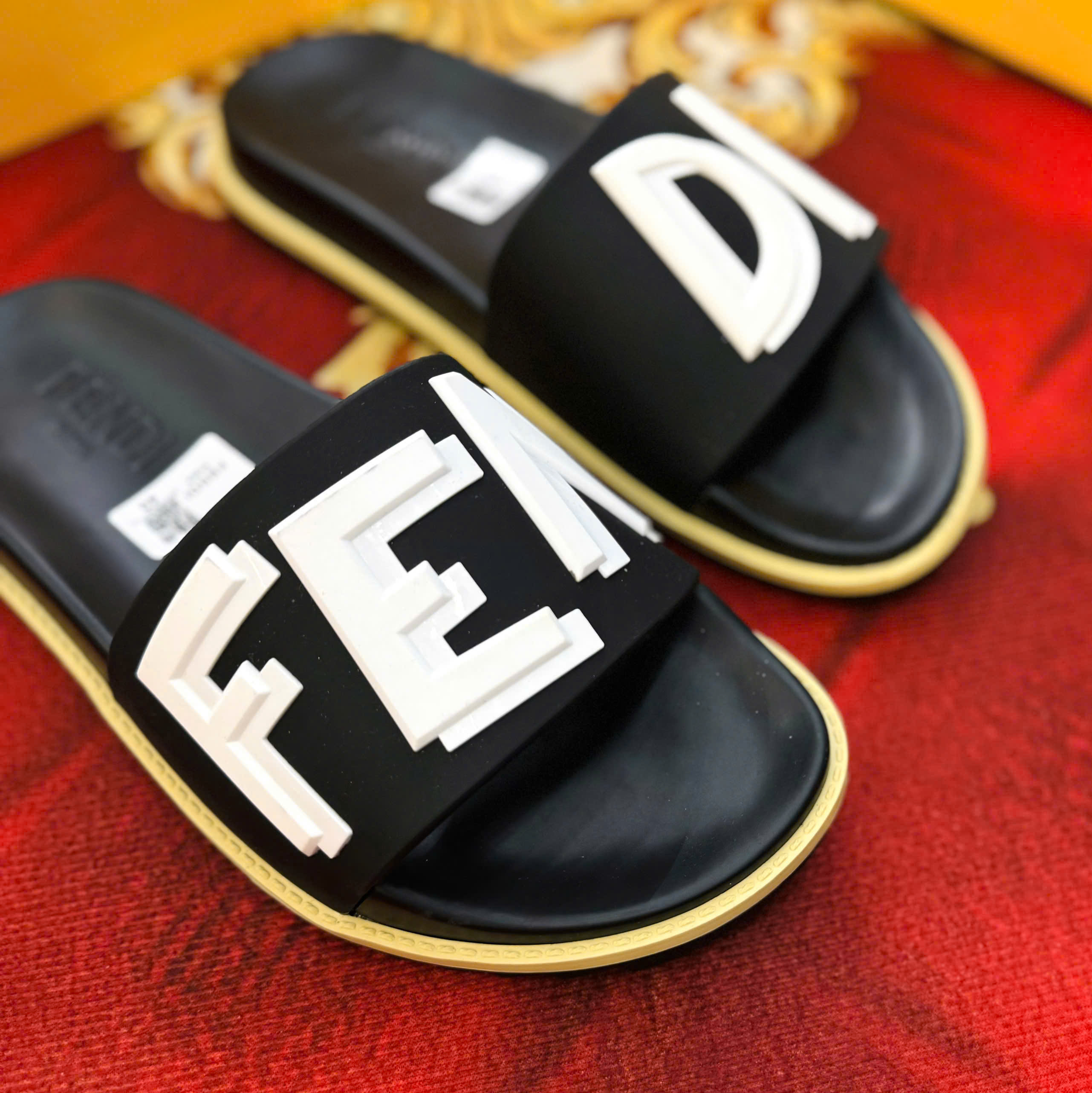 Dép lê quai ngang Fendi FD Đen logo Trắng to tag nổi cao su non Like Auth 38-43 MK
