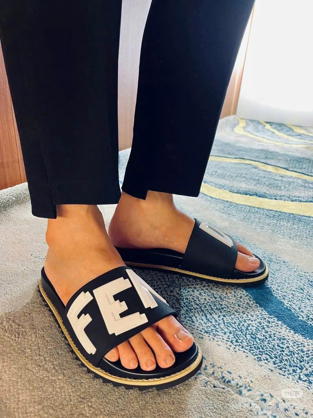 Dép lê quai ngang Fendi FD Đen logo Trắng to tag nổi cao su non Like Auth 38-43 MK