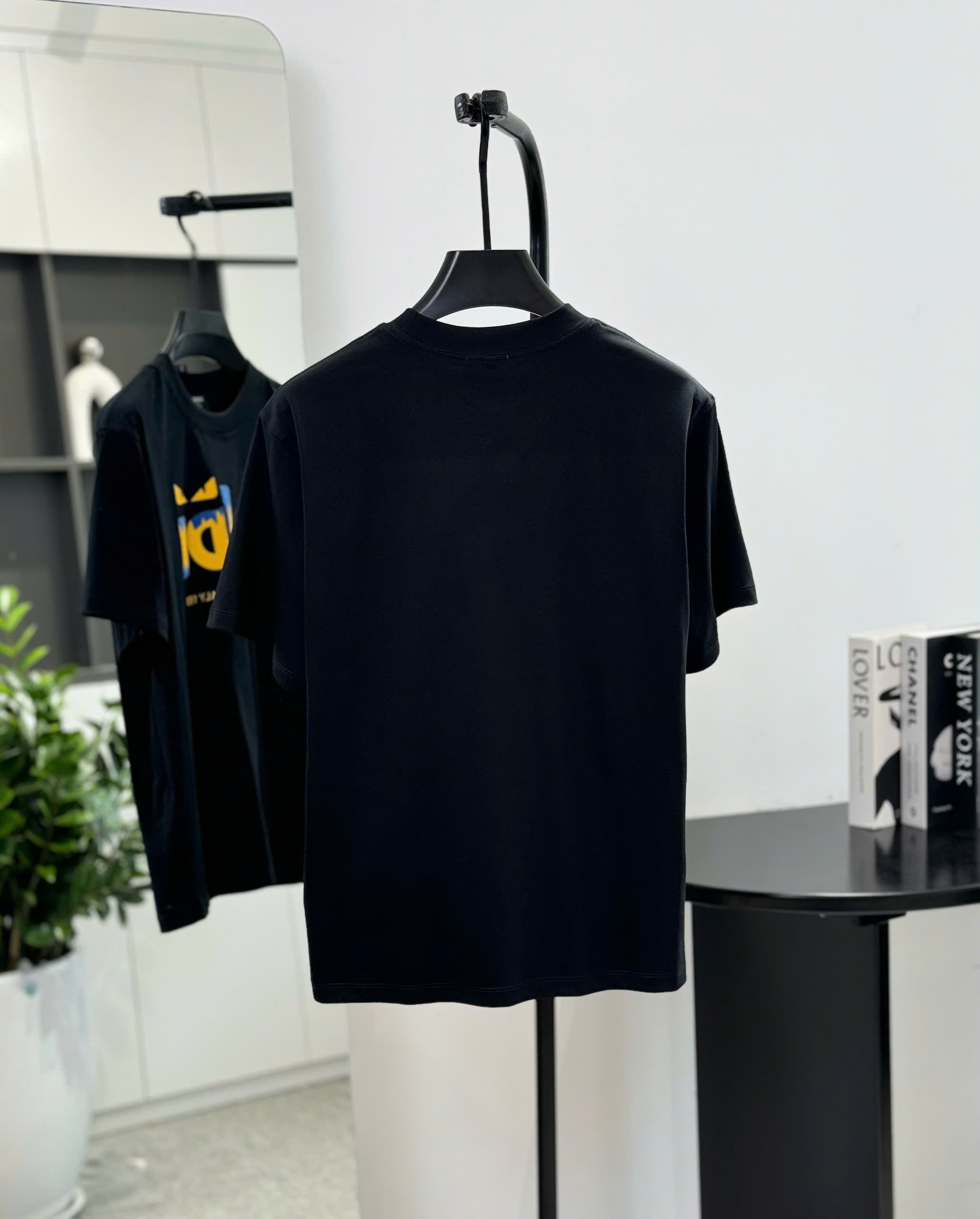 Áo phông T shirt Fendi logo Vàng thêu wash ngực Like Auth S-L DDT\Đen