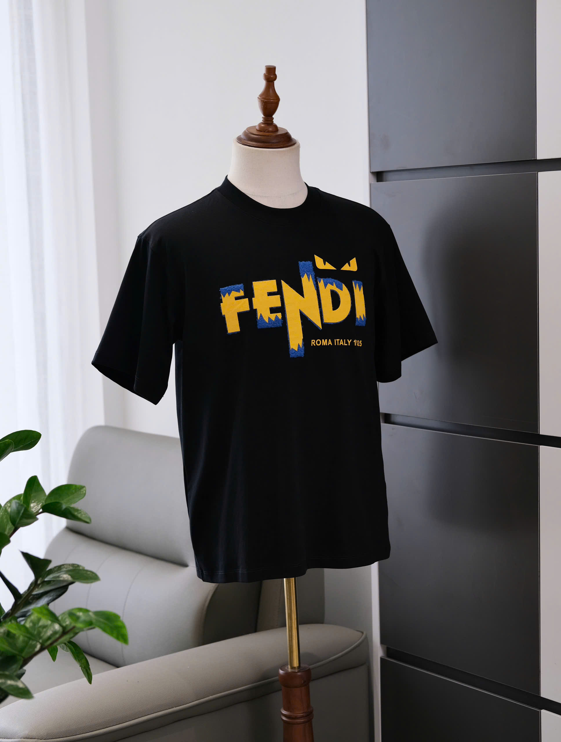 Áo phông T shirt Fendi logo Vàng thêu wash ngực Like Auth S-L DDT\Đen