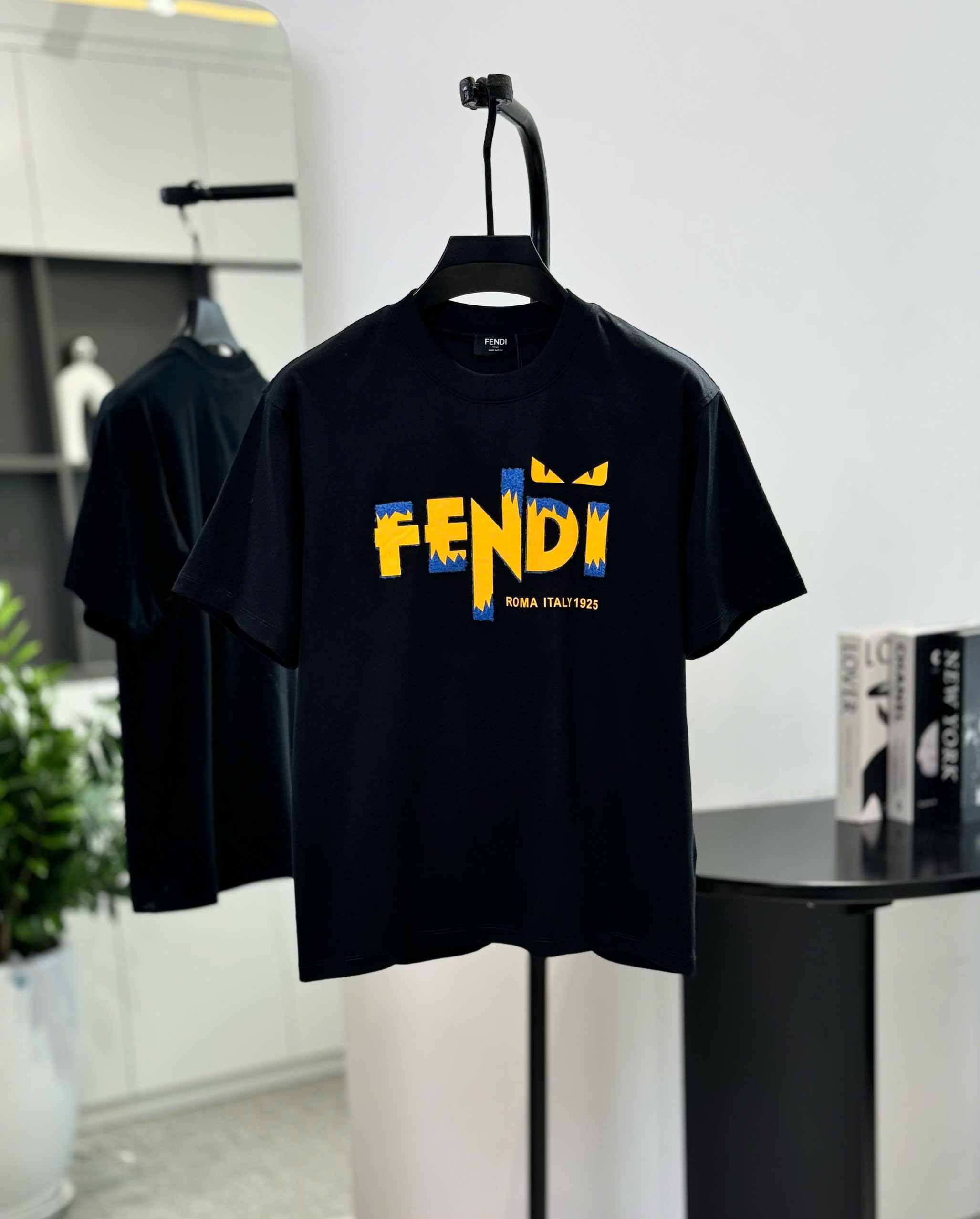 Áo phông T shirt Fendi logo Vàng thêu wash ngực Like Auth S-L DDT\Đen