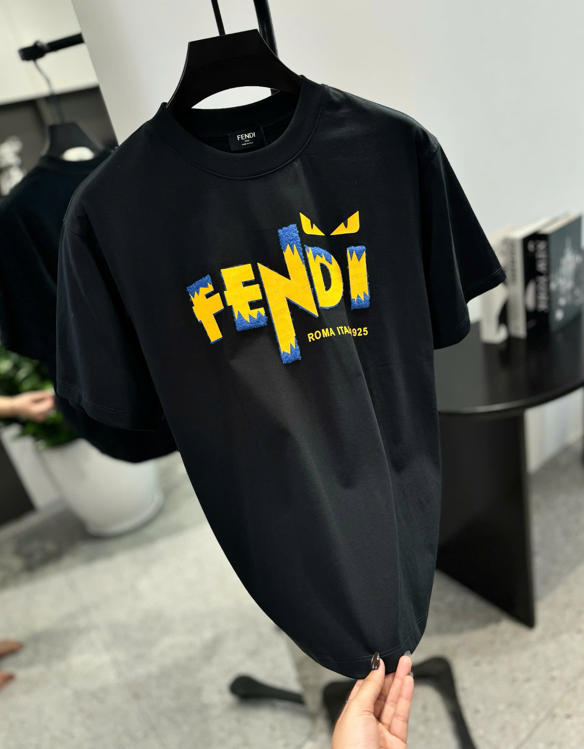 Áo phông T shirt Fendi logo Vàng thêu wash ngực Like Auth S-L DDT\Đen