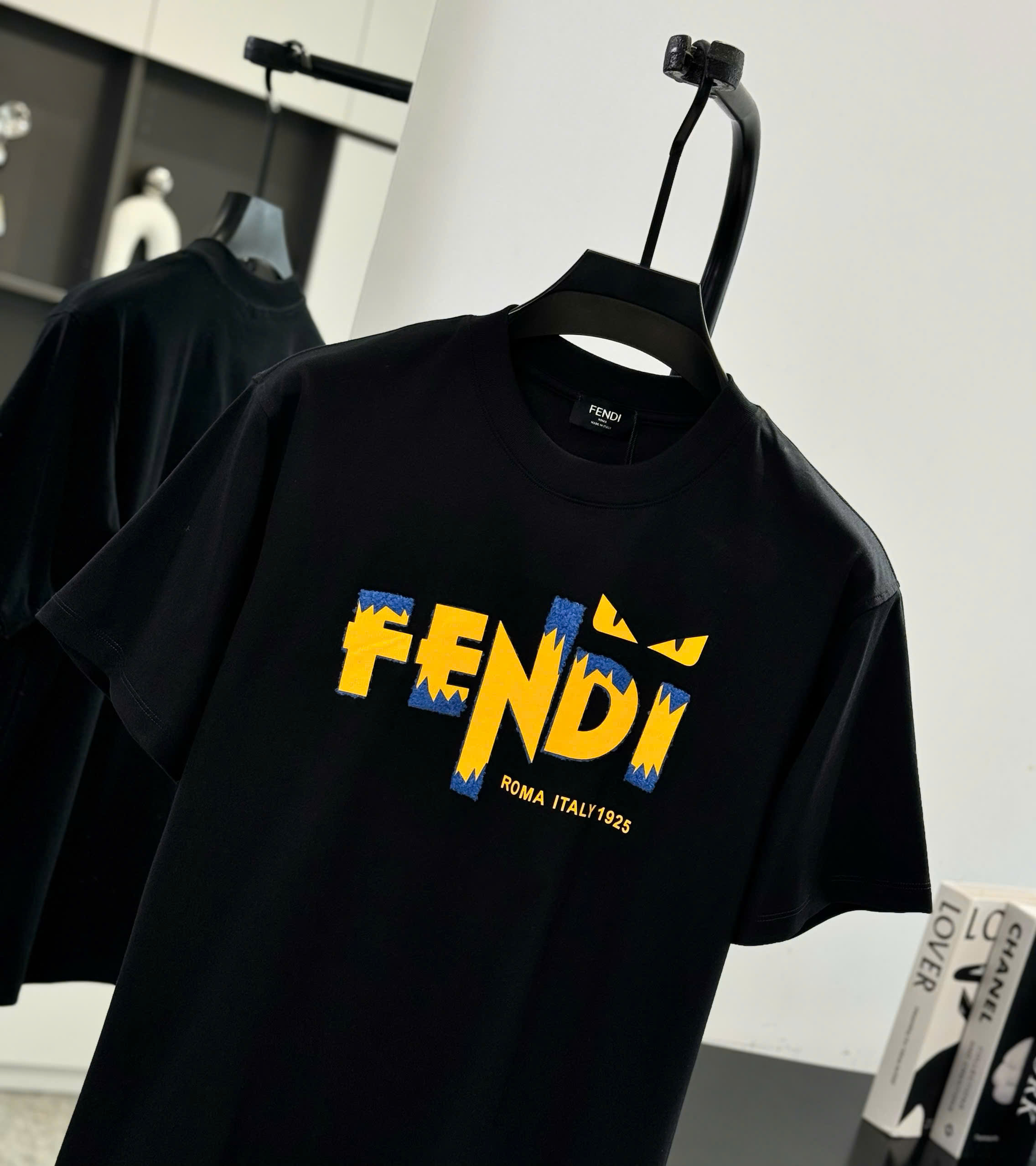 Áo phông T shirt Fendi logo Vàng thêu wash ngực Like Auth S-L DDT\Đen