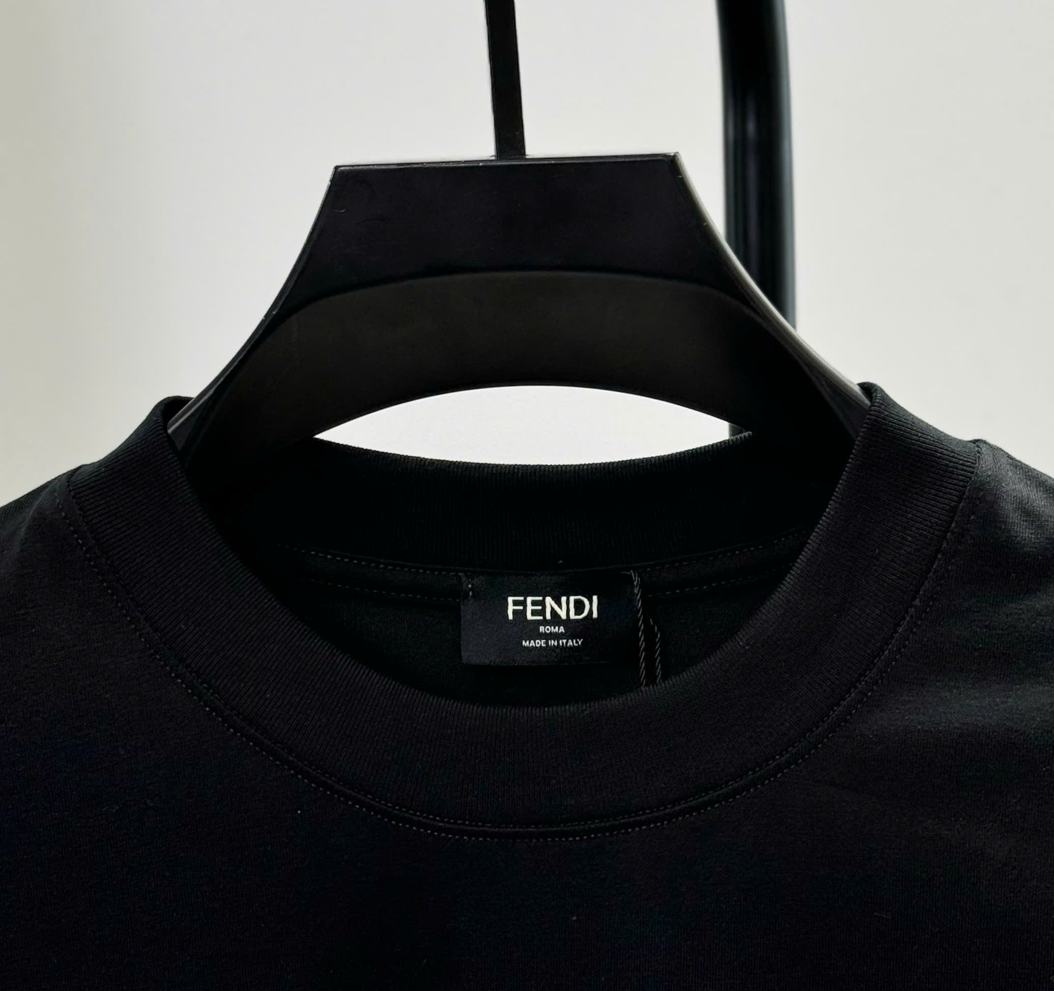 Áo phông T shirt Fendi logo Vàng thêu wash ngực Like Auth S-L DDT\Đen