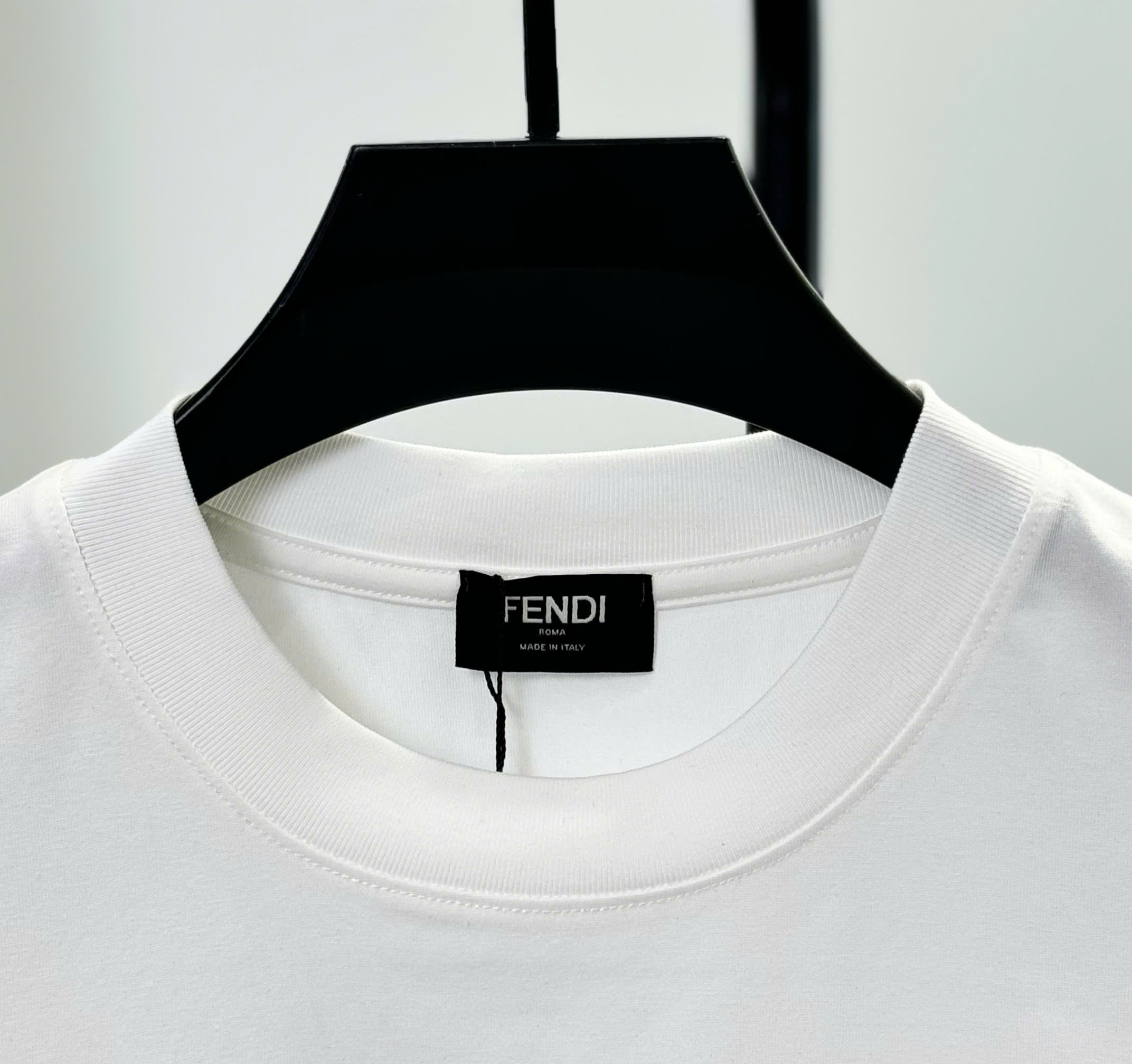 Áo phông T shirt Fendi logo Vàng thêu wash ngực Like Auth S-L DDT\trắng