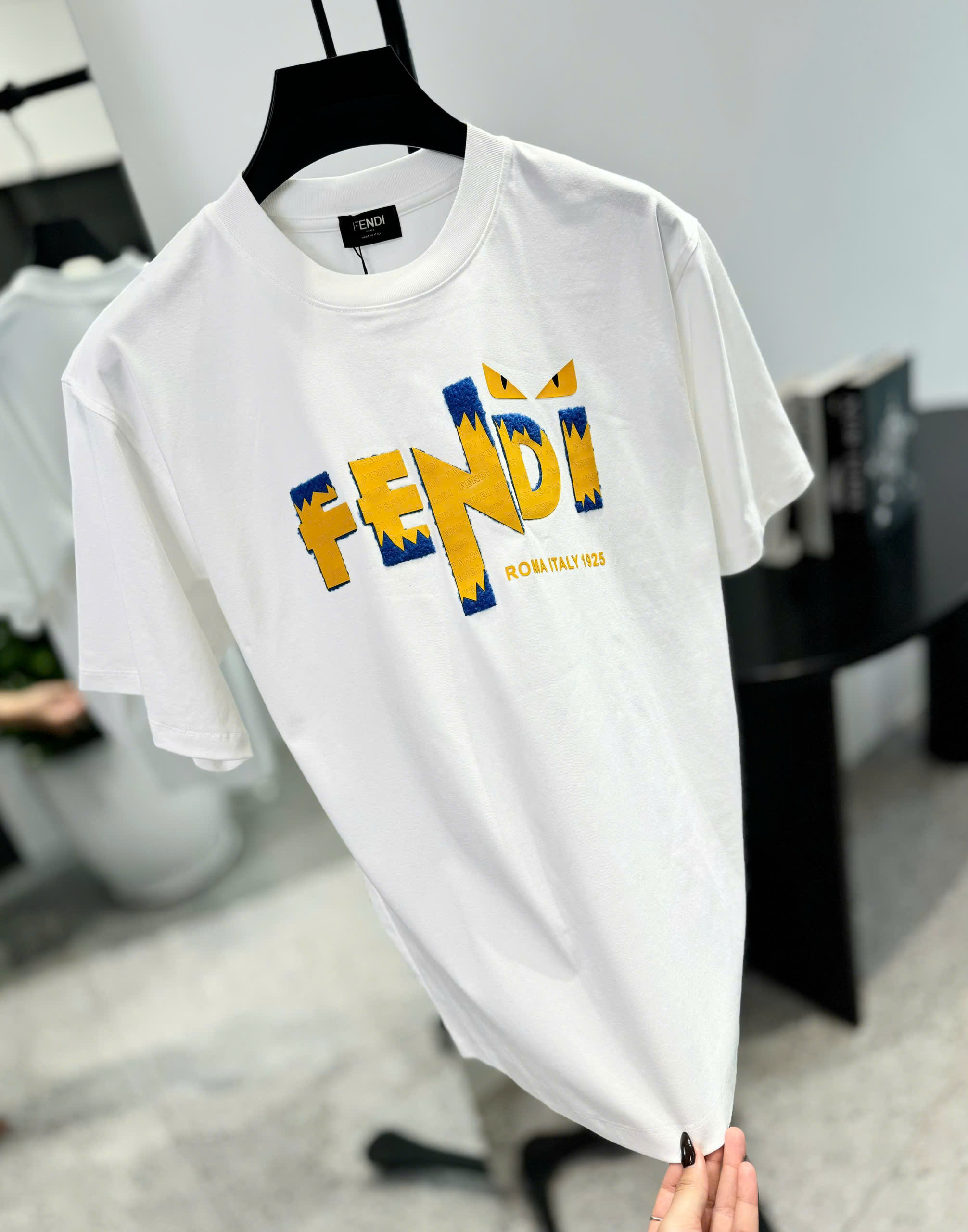 Áo phông T shirt Fendi logo Vàng thêu wash ngực Like Auth S-L DDT\trắng