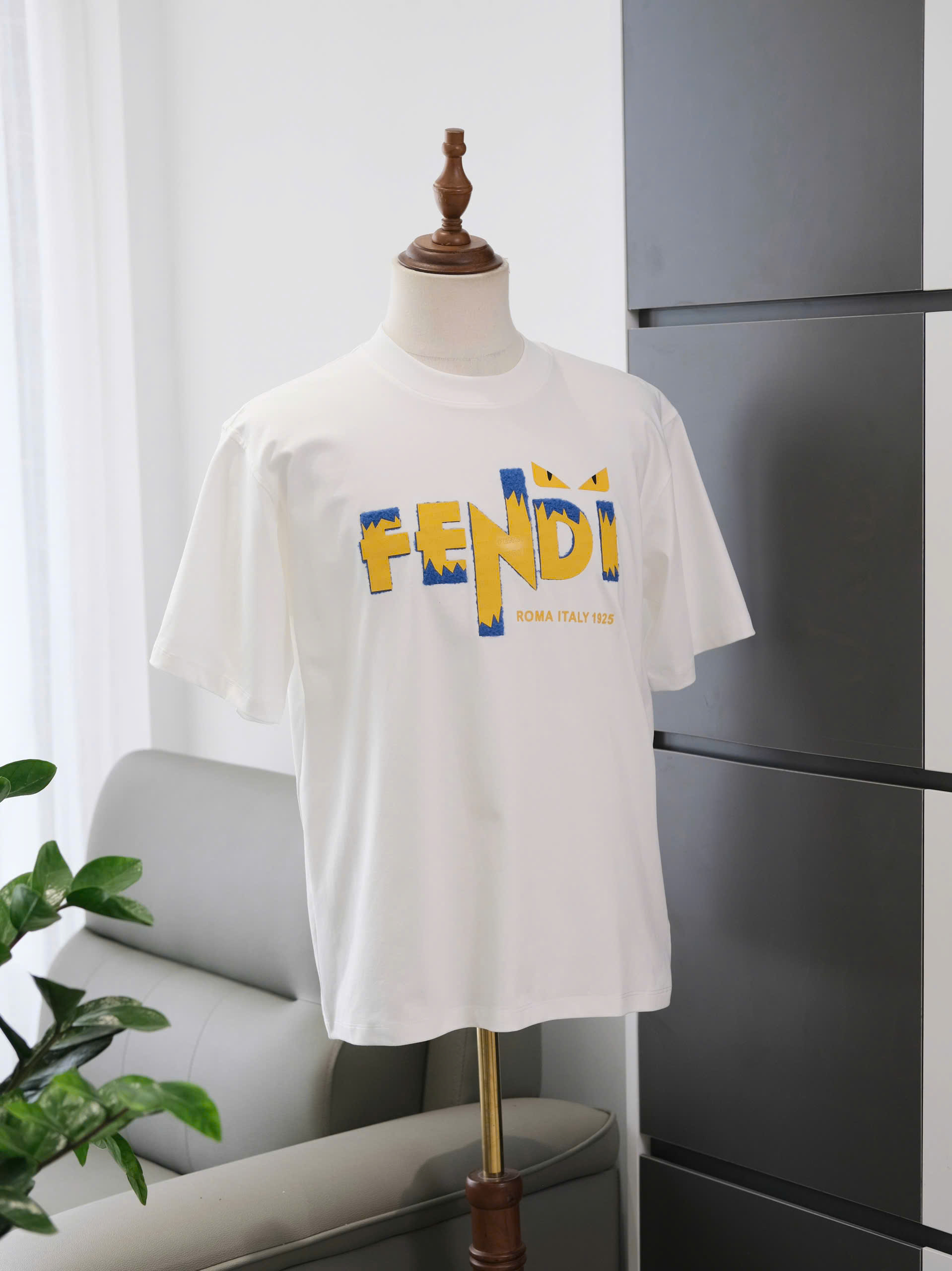 Áo phông T shirt Fendi logo Vàng thêu wash ngực Like Auth S-L DDT\trắng