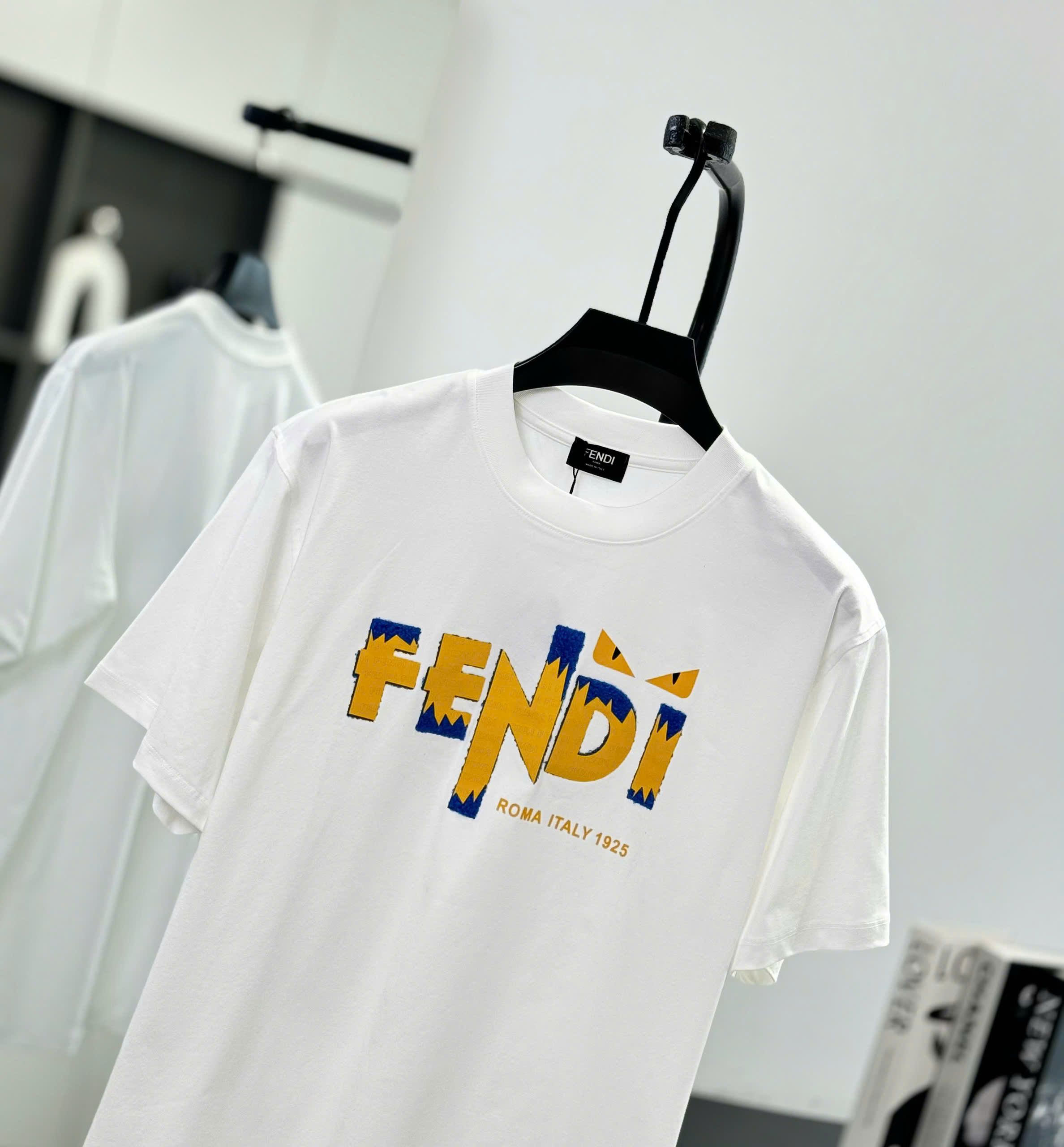 Áo phông T shirt Fendi logo Vàng thêu wash ngực Like Auth S-L DDT\trắng