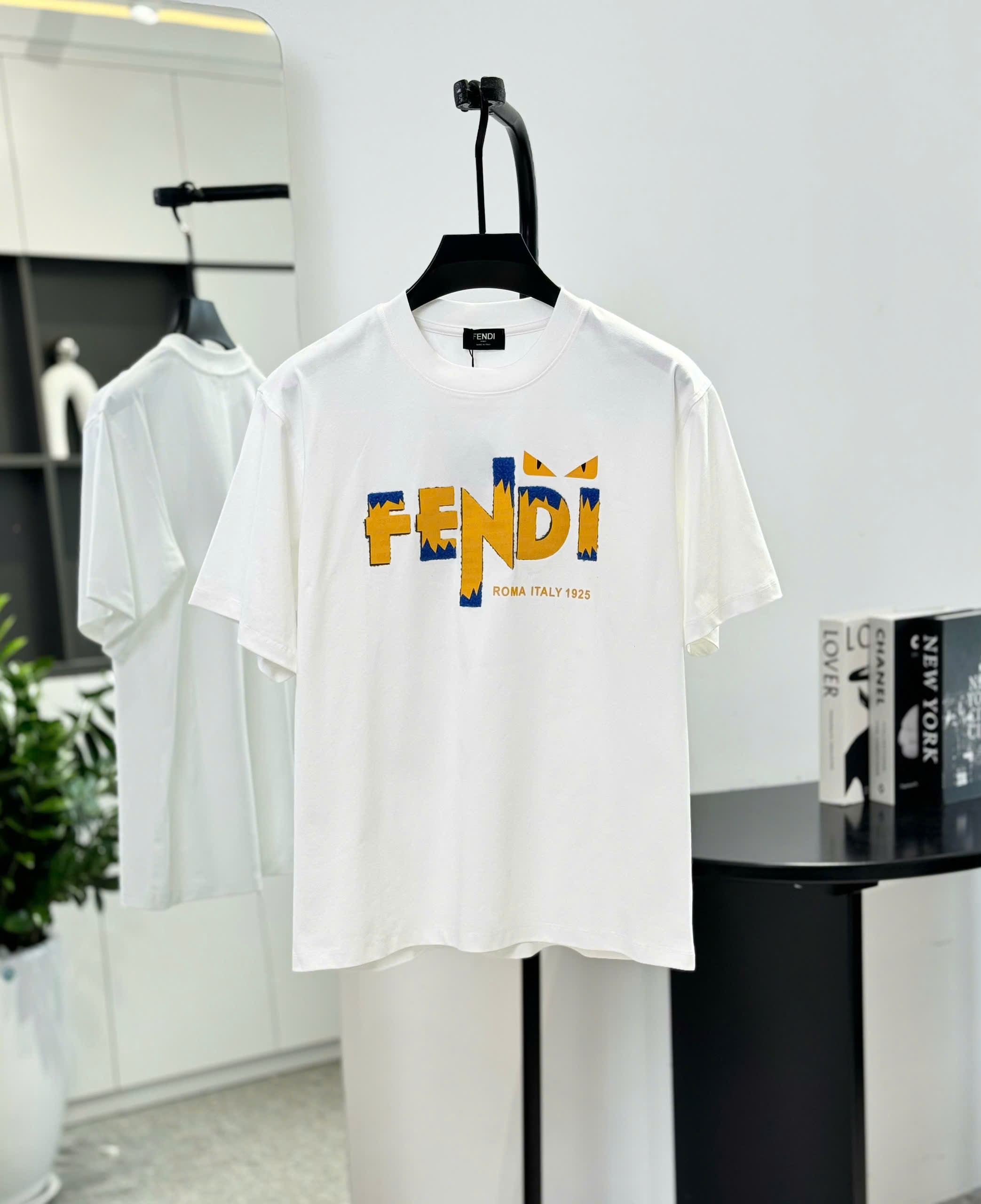 Áo phông T shirt Fendi logo Vàng thêu wash ngực Like Auth S-L DDT\trắng