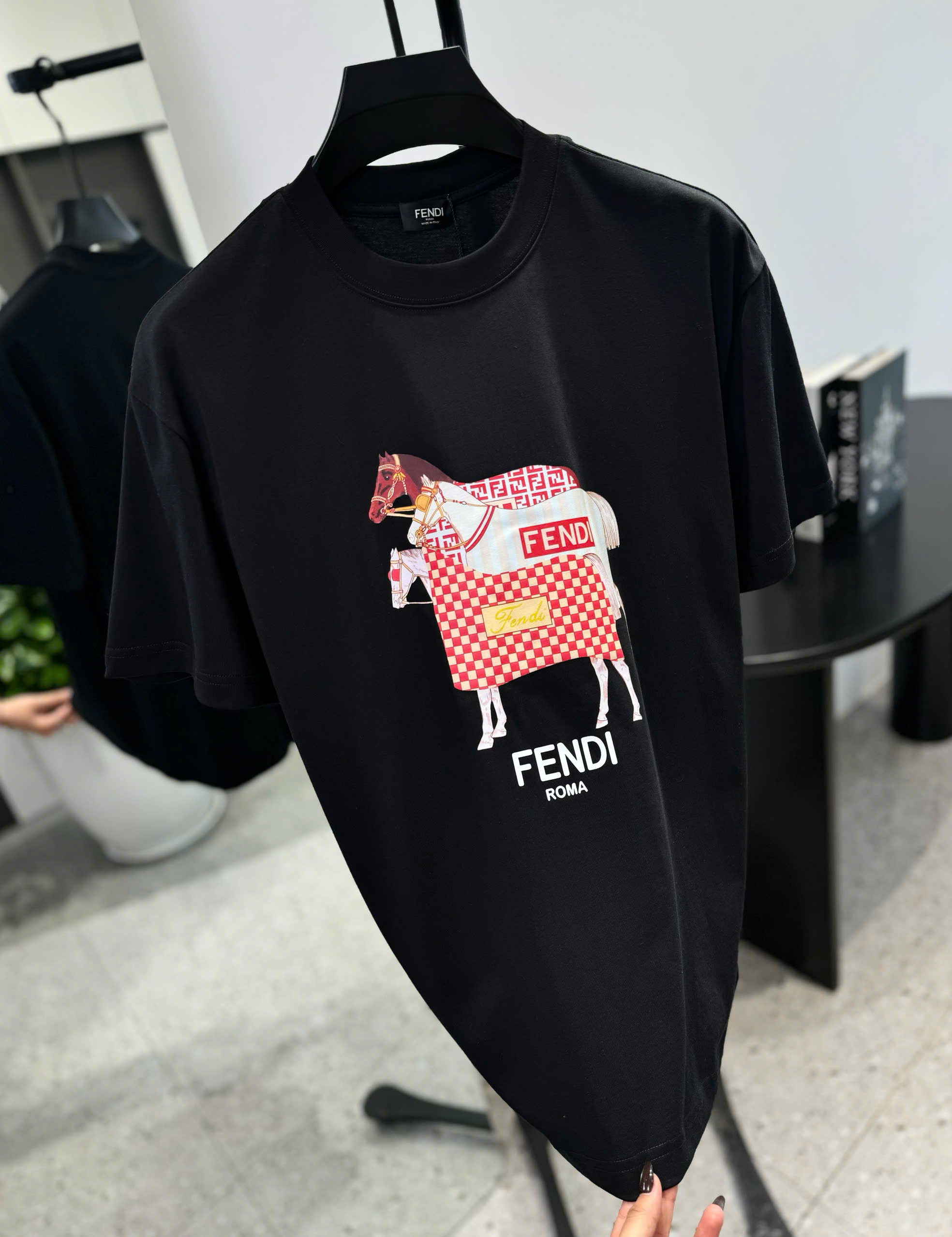 Áo phông T shirt Fendi Roma FD họa tiết 3 chú ngựa Like Auth S-L DDT\Đen