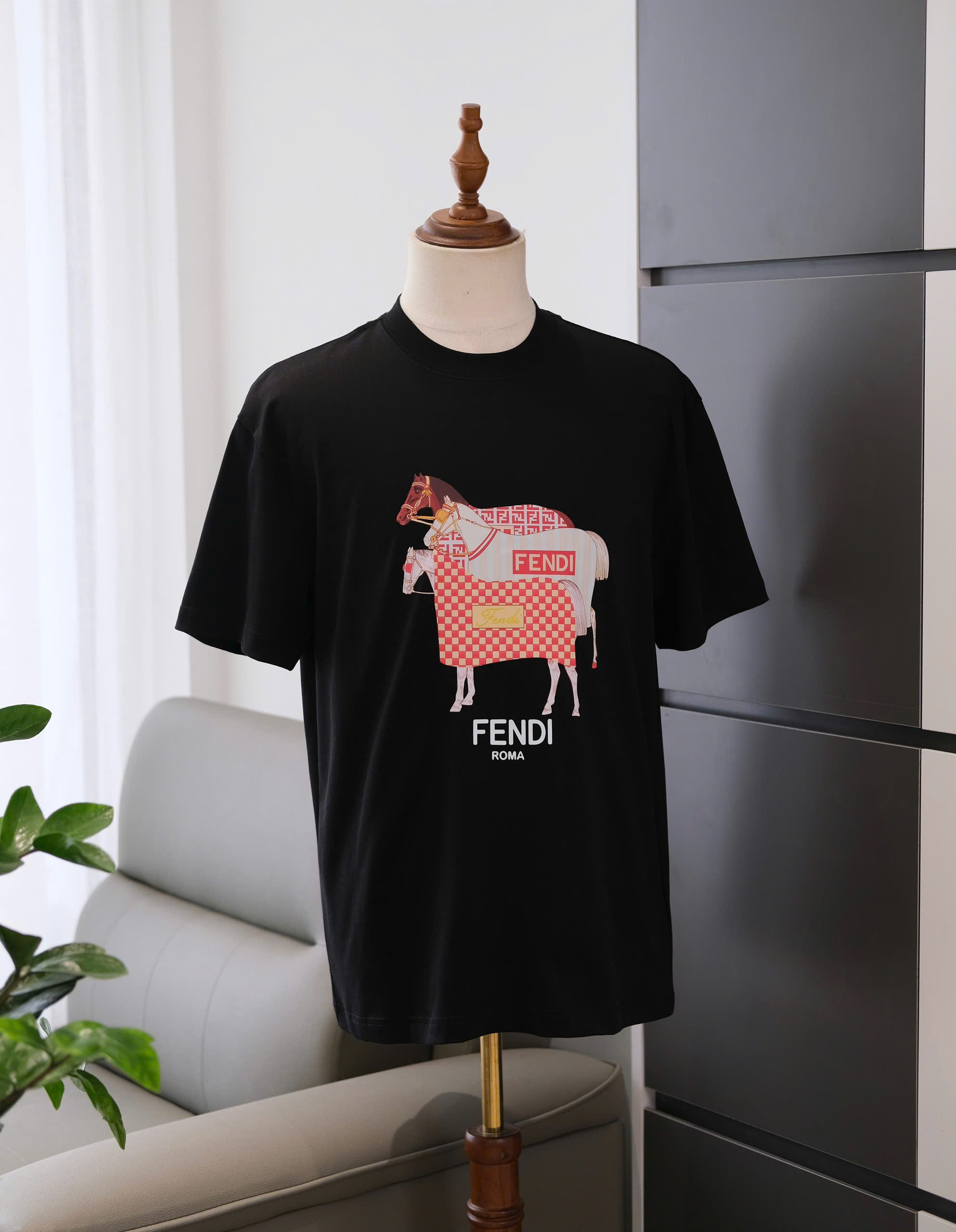 Áo phông T shirt Fendi Roma FD họa tiết 3 chú ngựa Like Auth S-L DDT\Đen