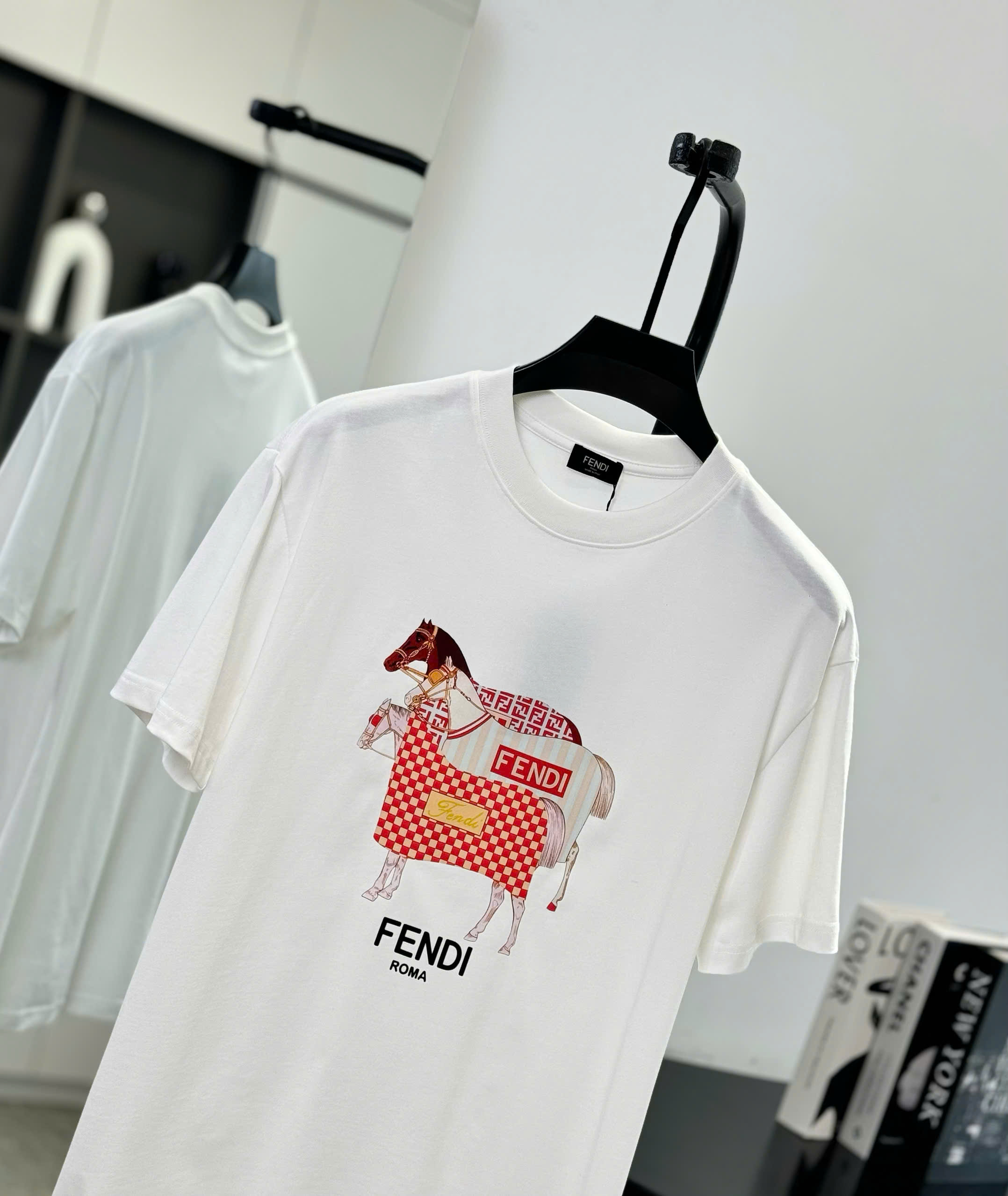Áo phông T shirt Fendi Roma FD họa tiết 3 chú ngựa Like Auth S-L DDT\trắng