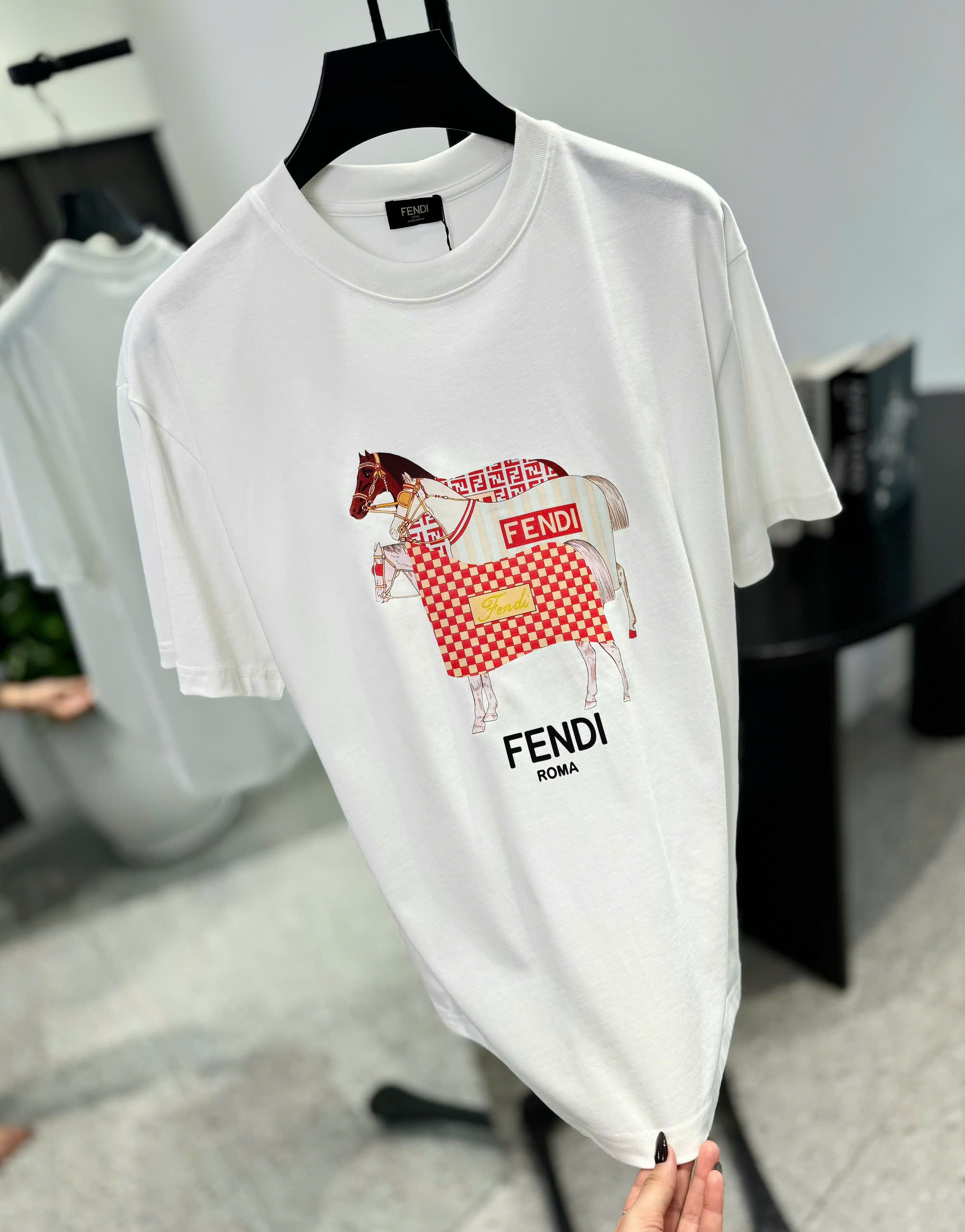 Áo phông T shirt Fendi Roma FD họa tiết 3 chú ngựa Like Auth S-L DDT\trắng