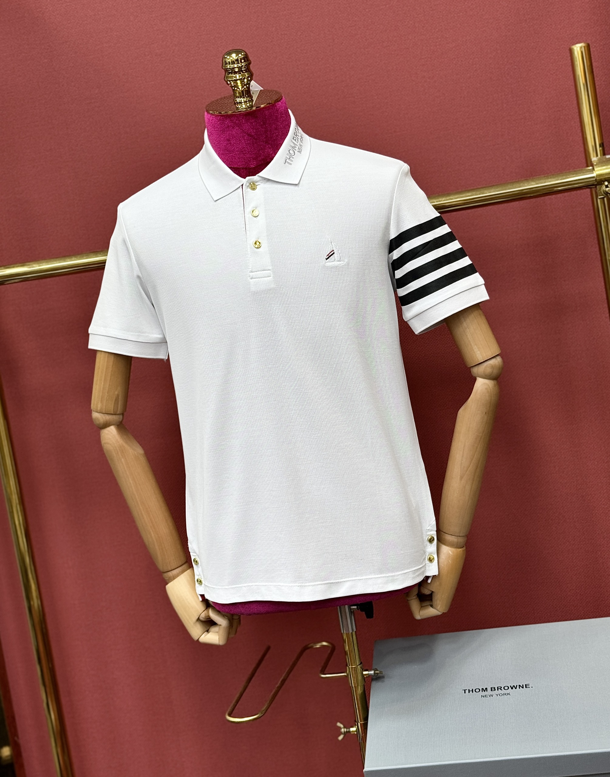 Áo polo Thombrowne logo thêu cổ kẻ sọc tay con thuyền ngực Like AUth 44-50 CD