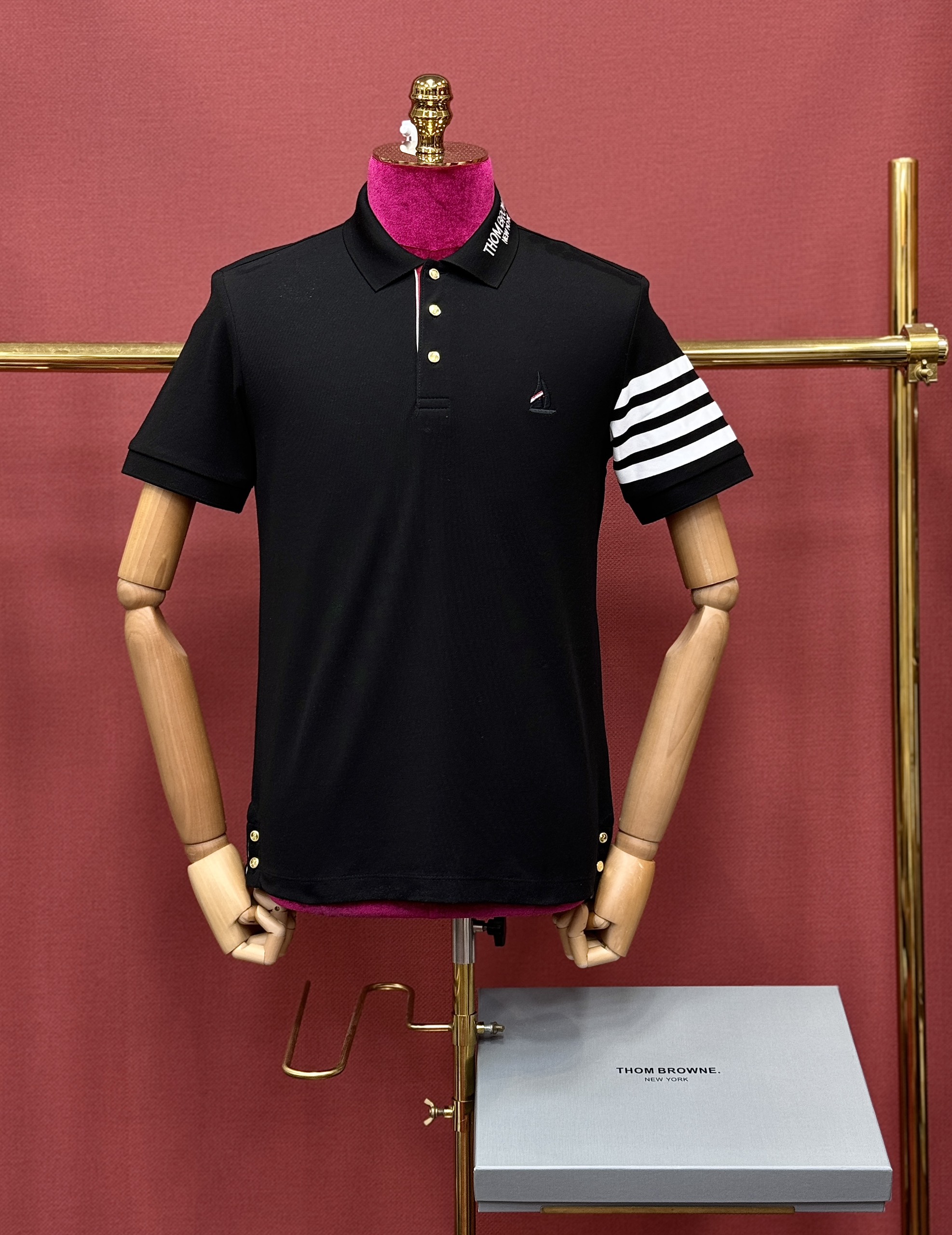 Áo polo Thombrowne logo thêu cổ kẻ sọc tay con thuyền ngực Like AUth 44-50 CD