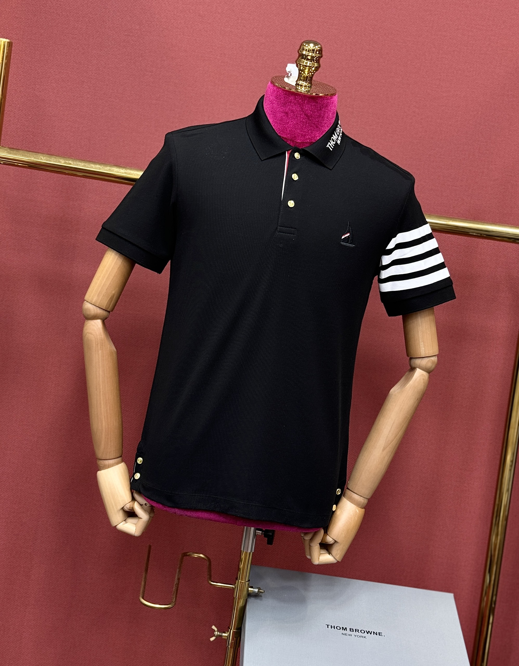 Áo polo Thombrowne logo thêu cổ kẻ sọc tay con thuyền ngực Like AUth 44-50 CD